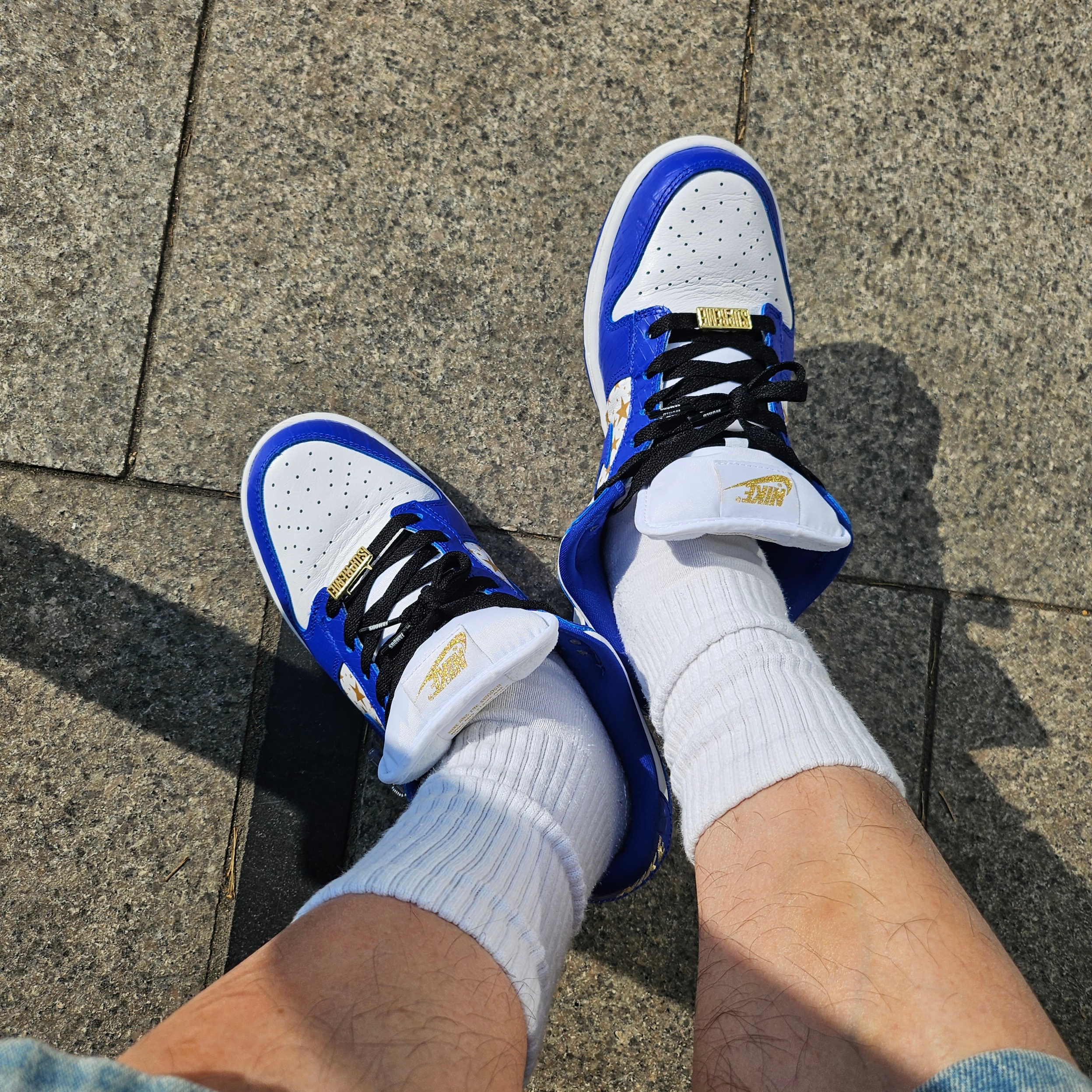 Nike x Supreme SB Dunk Low Hyper Blue, Stussy Small Stock Crew Socks White (3 Pack) 착용 스타일 - 2