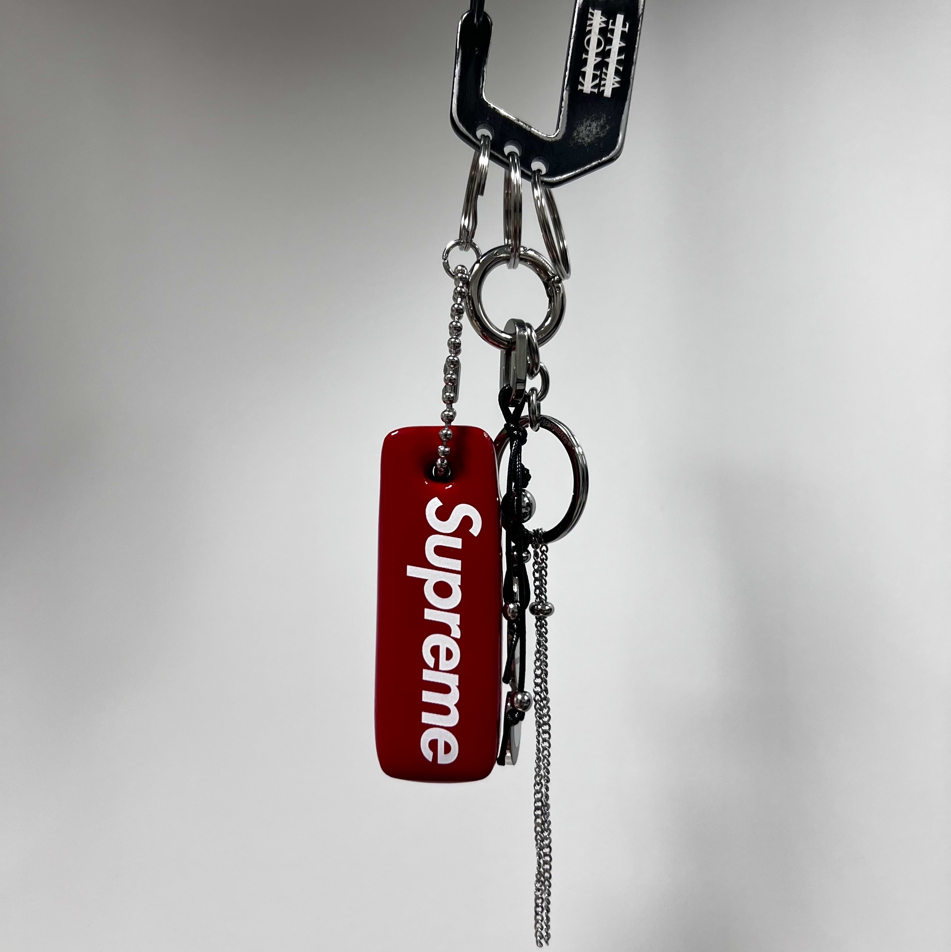 Sentiments No.421 Key Ring Silver, Supreme Floating Keychain Red - 23FW 착용 스타일 - 2
