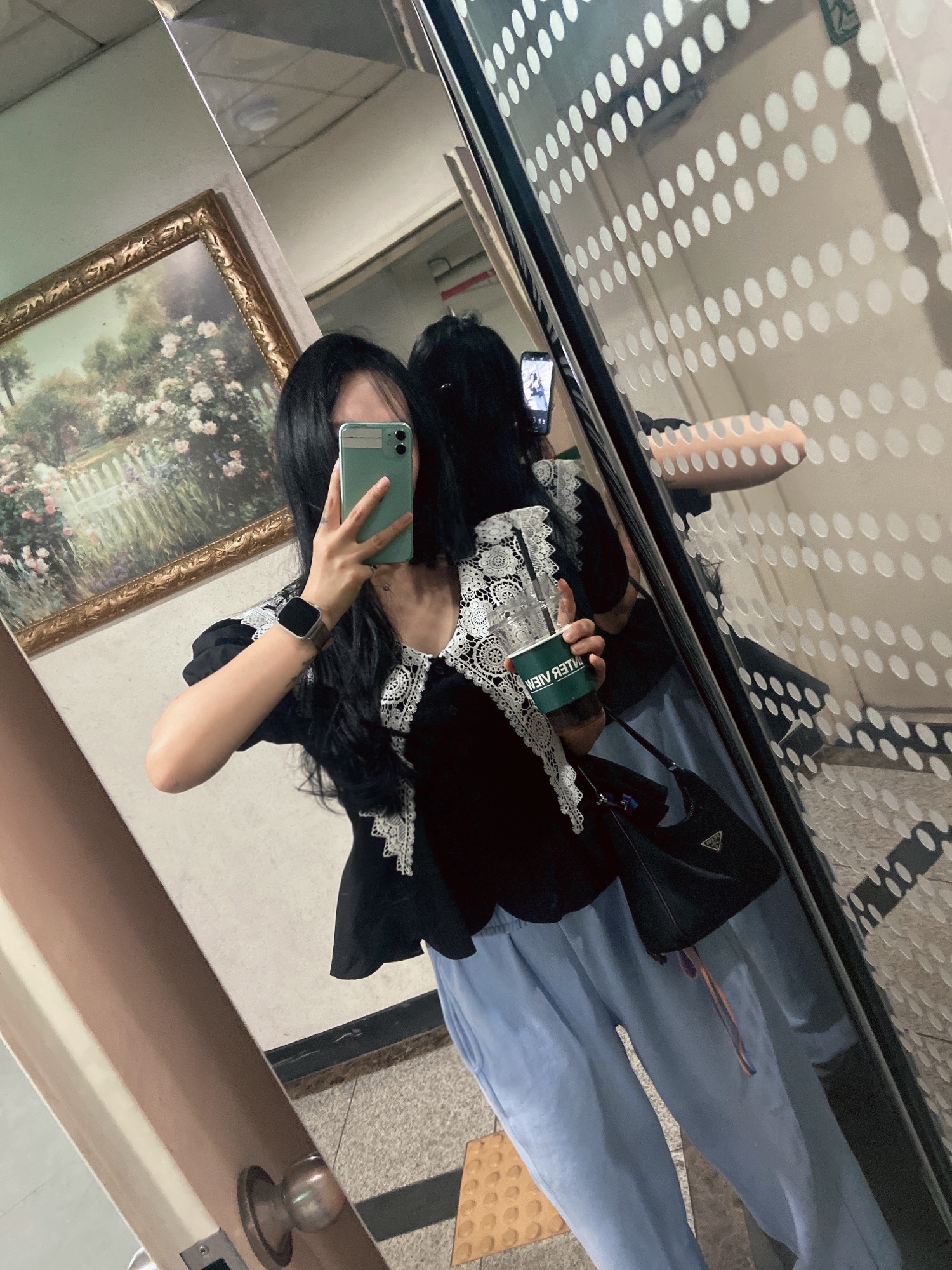 Prada Re-Edition 2005 Re-Nylon Mini Hobo Bag Black 착용 스타일 - 2