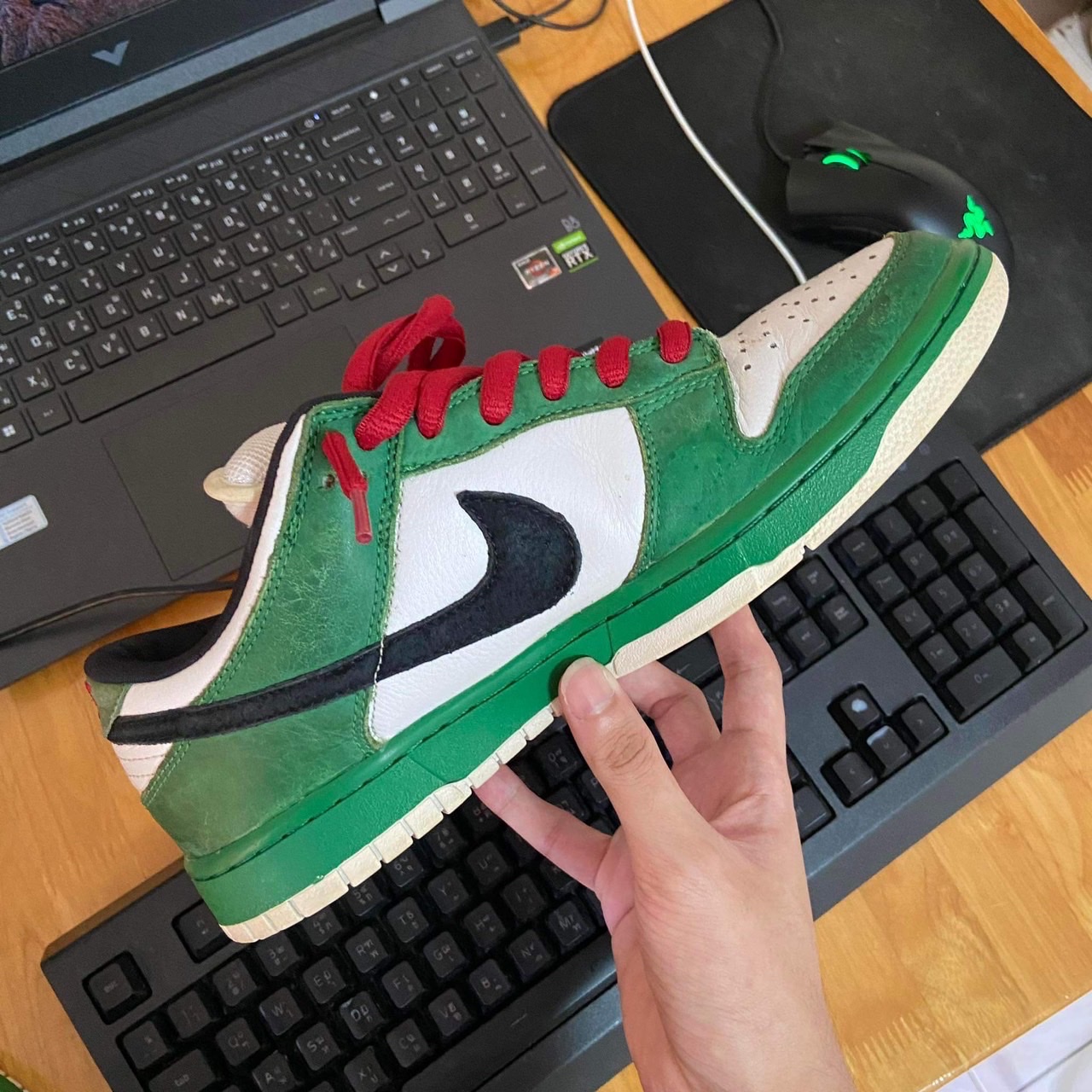 Nike SB Dunk Low Heineken 착용 스타일 - 2