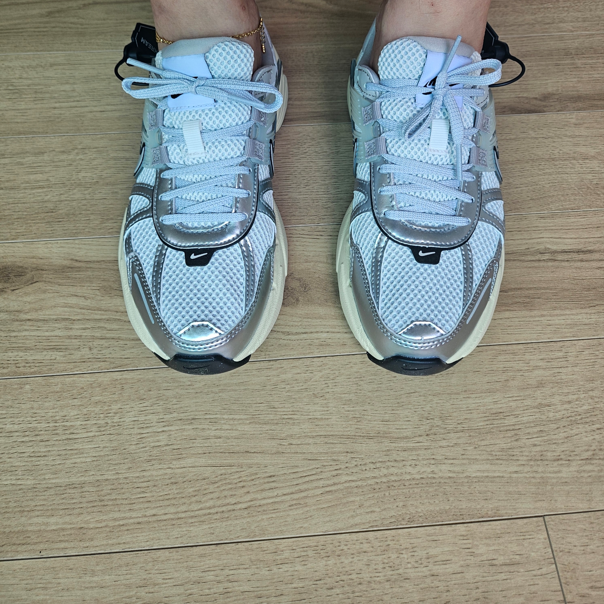 Nike V2K Run Summit White Metallic Silver 착용 스타일