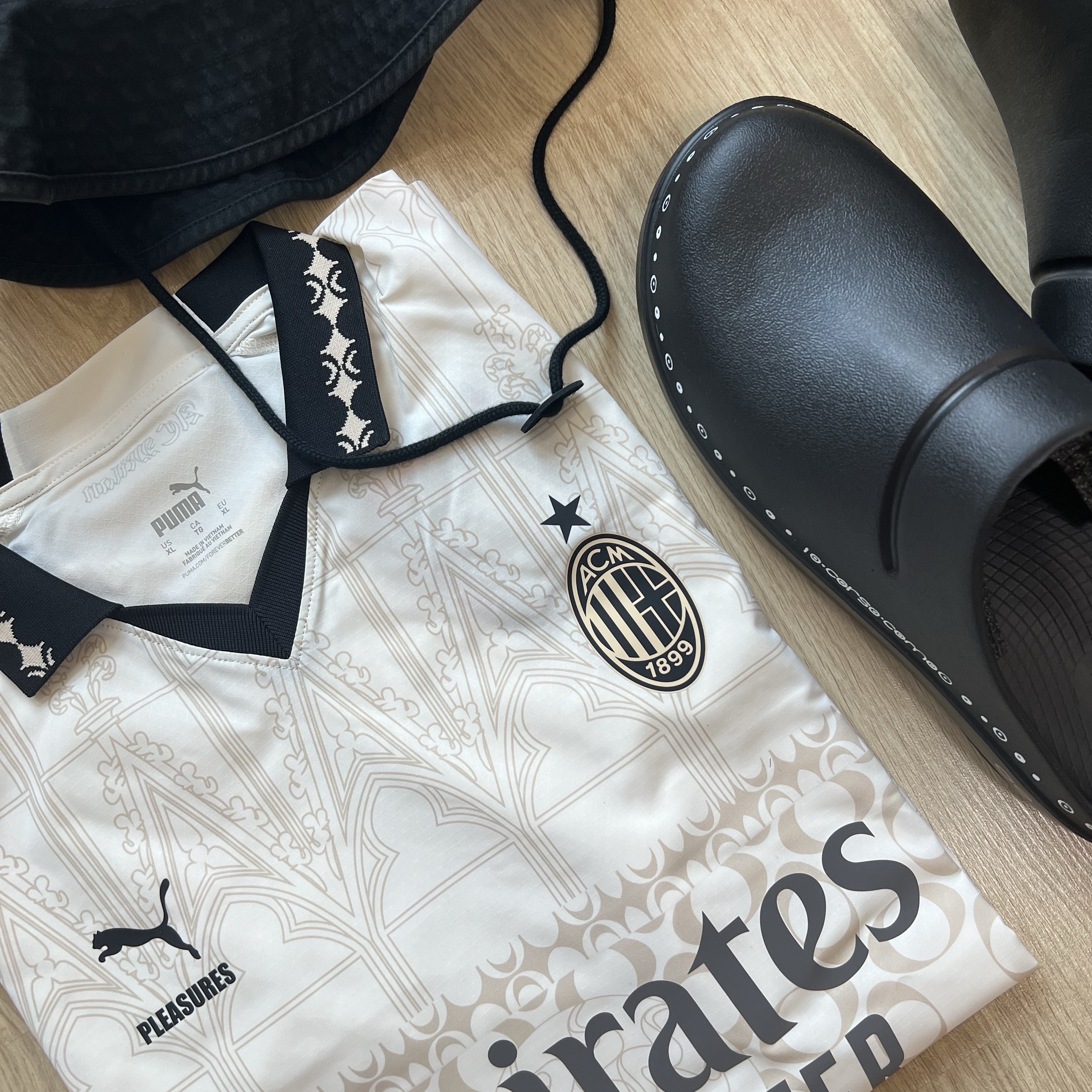 Oofos x 10 Corso Como Clog Black, Puma x Pleasures AC Milan 2023/24 Promo Jersey Authentic Pristine Granola (Non Marking Ver.) 착용 스타일