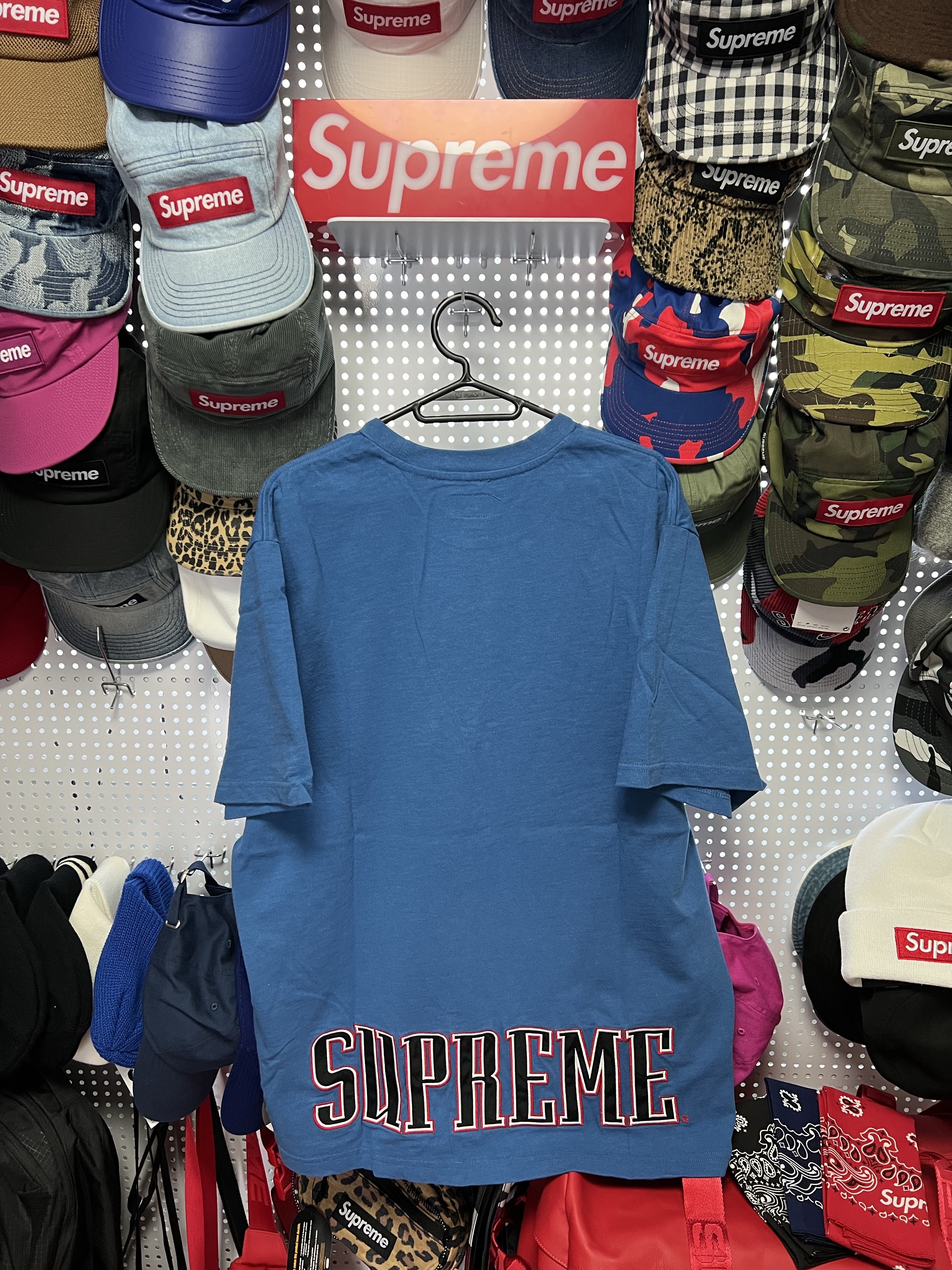 Supreme West Hollywood Box Logo T-Shirt White - 23SS, Supreme x Nike Arc Corduroy 6-Panel Red Camo - 22SS 착용 스타일 - 7