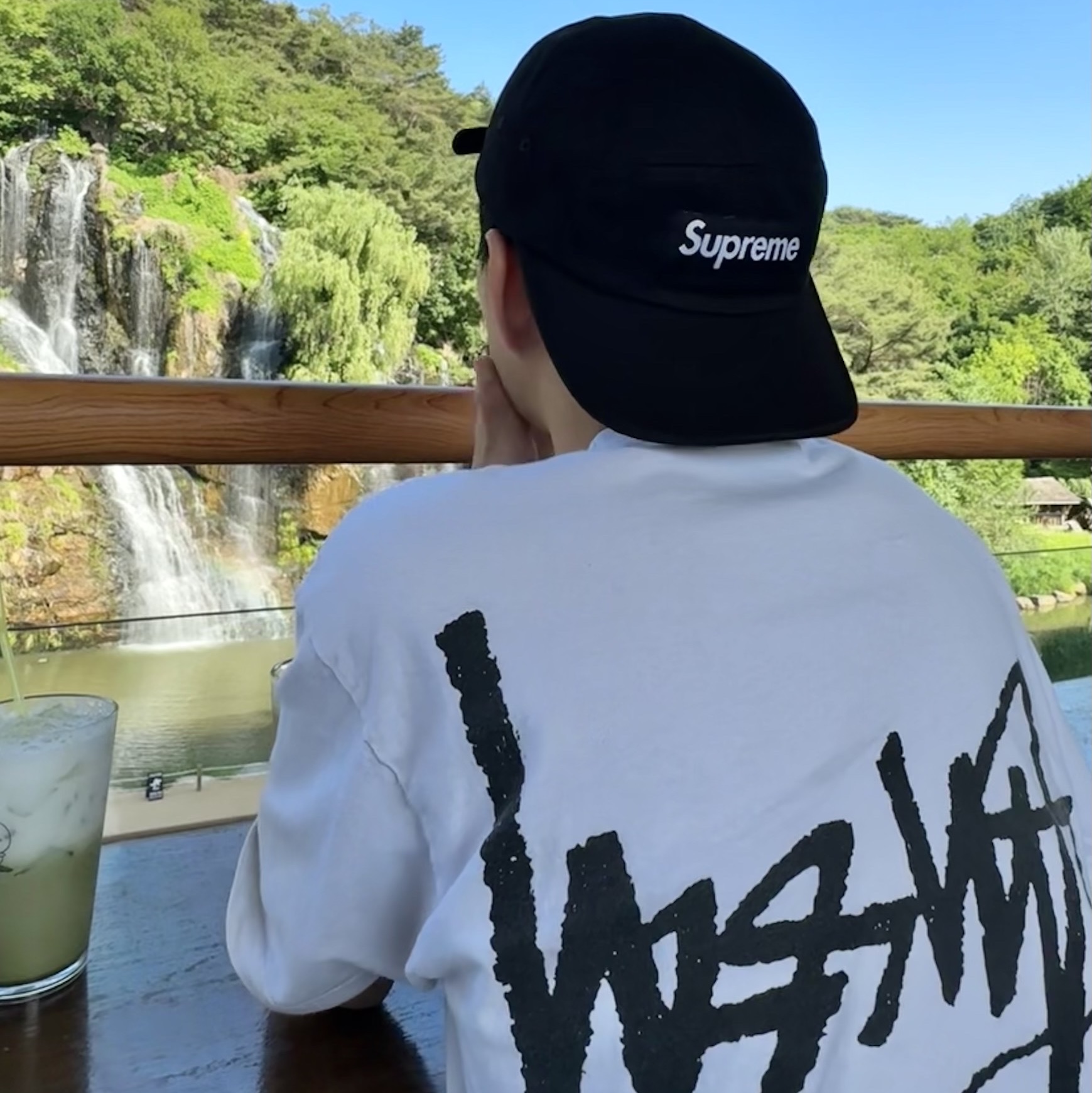 Supreme Washed Chino Twill Camp Cap Black, Stussy Flipped T-Shirt White 착용 스타일