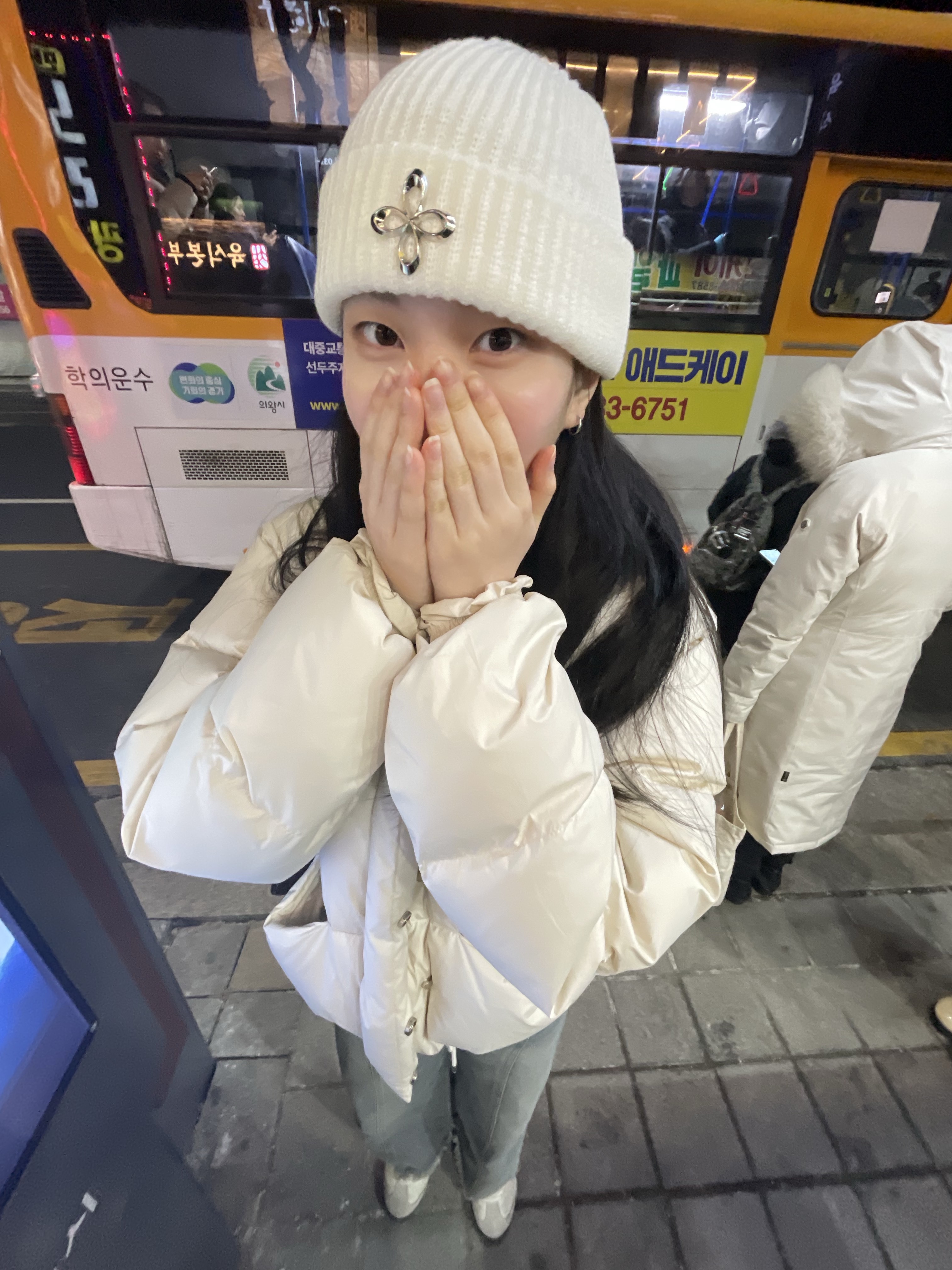 Surgery Clover Logo Beanie Ver.2 White 착용 스타일 - 2