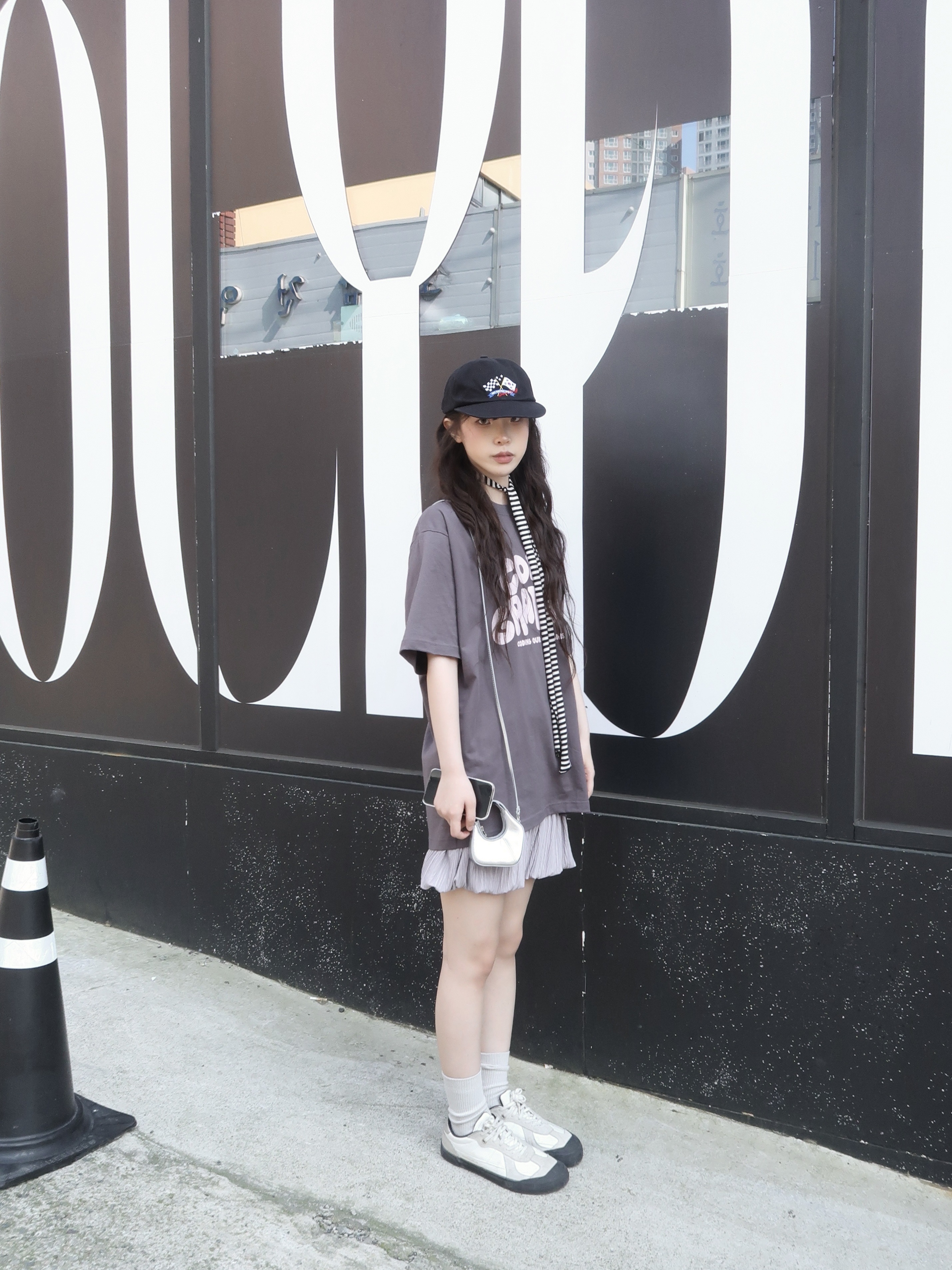 STUDIOTABLE Crepe Mini Bag Silver 착용 스타일 - 2