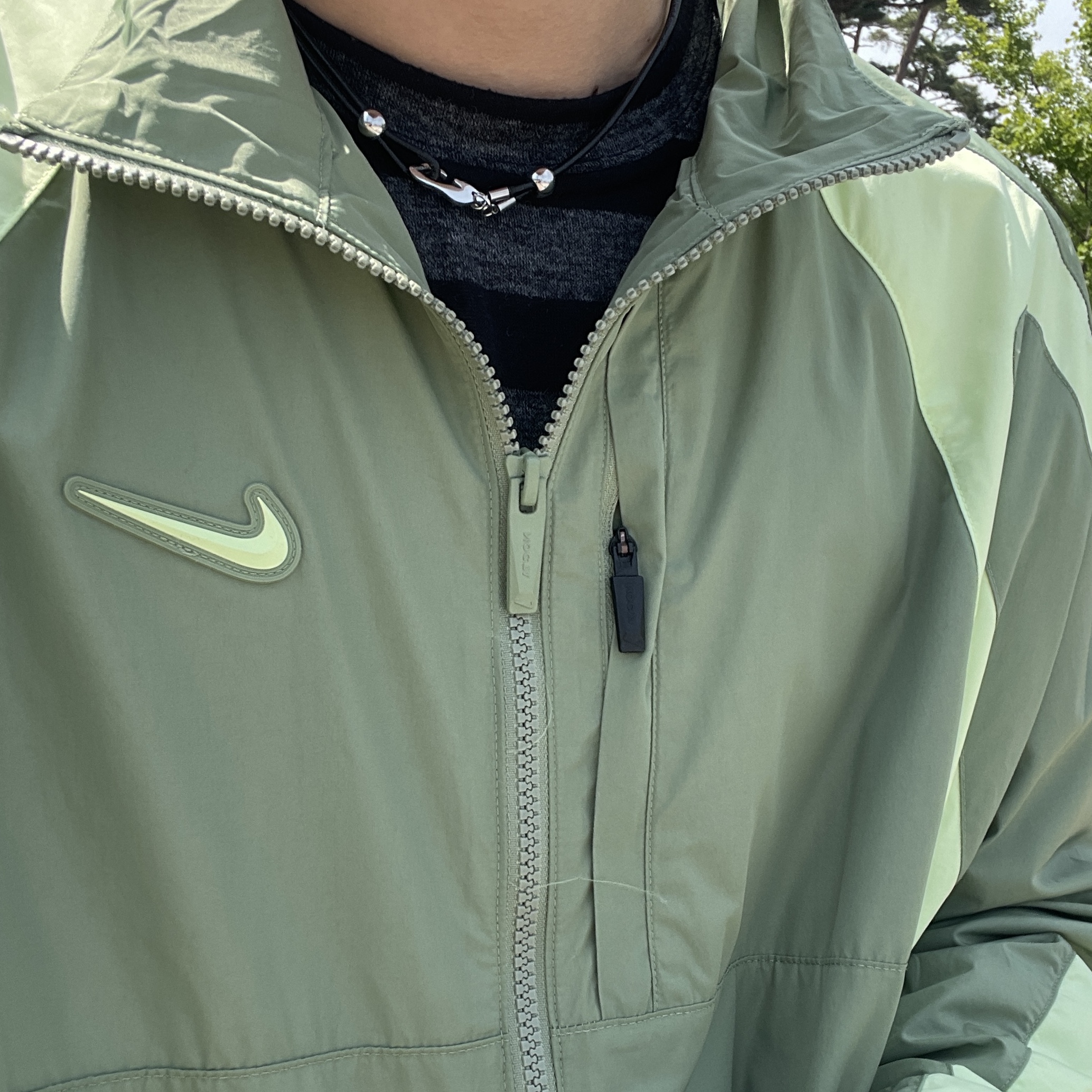 Nike x Drake Nocta Nylon Track Jacket Oil Green (FN7666-386), Sentiments No.350 Necklace Silver 착용 스타일 - 1