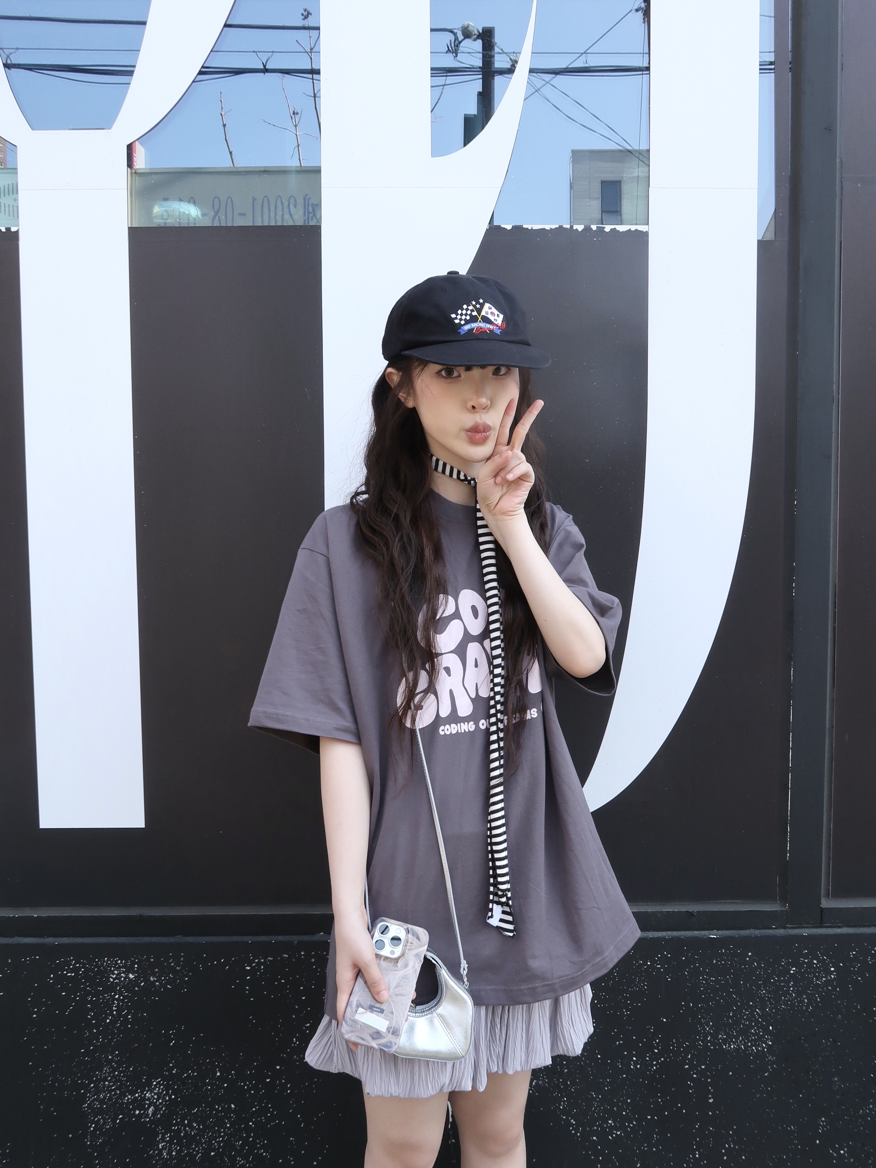 STUDIOTABLE Crepe Mini Bag Silver 착용 스타일 - 1
