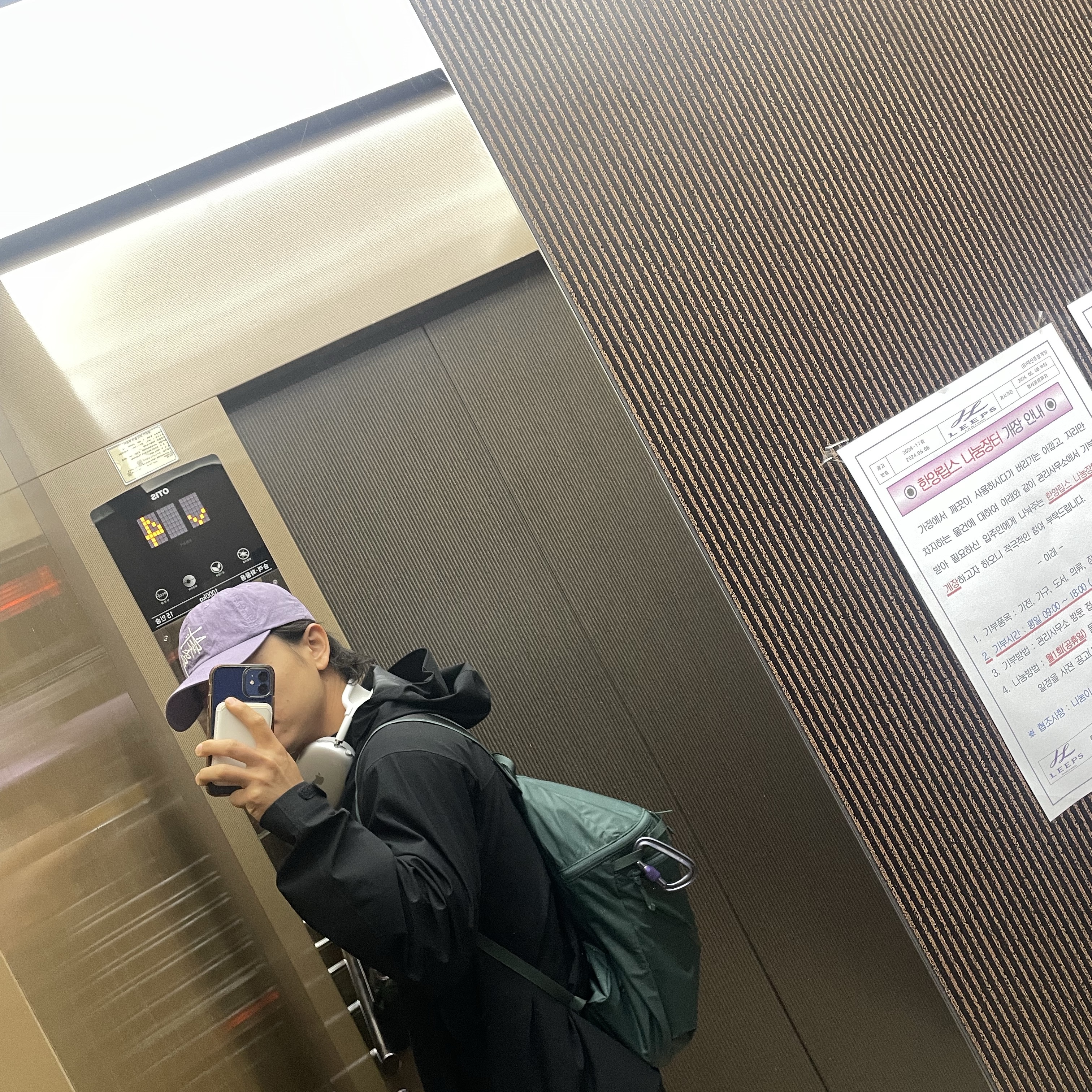 Arc'teryx Heliad 15 Backpack Boxcar, Apple AirPods Max Lightning Silver (Korean Ver.) 착용 스타일