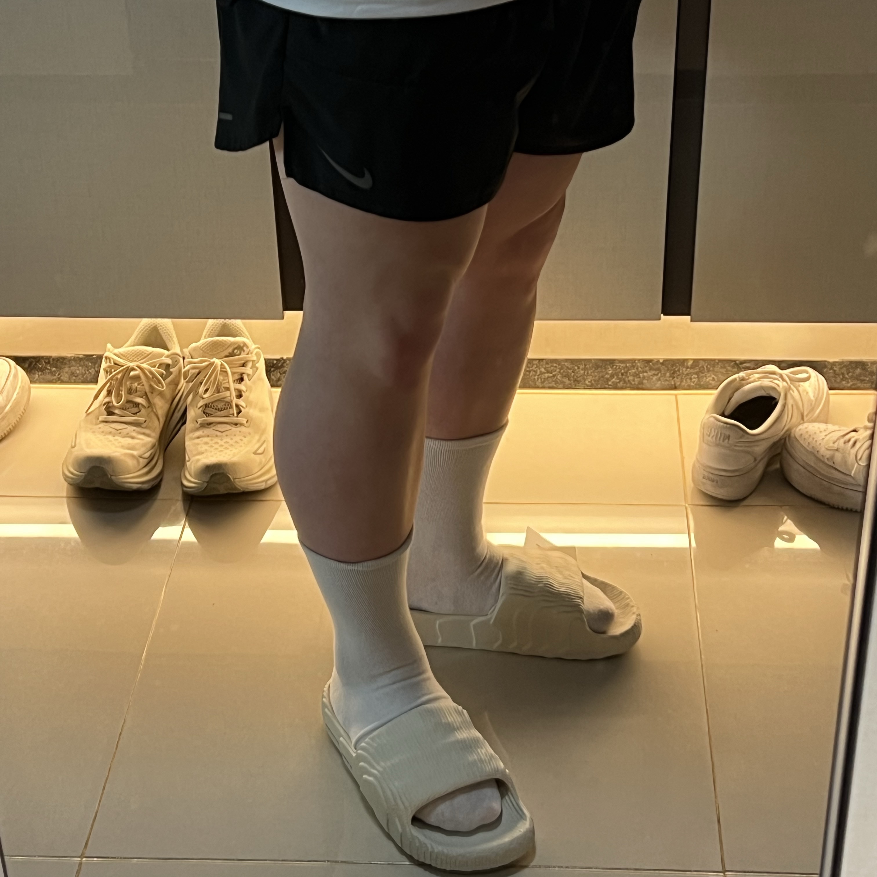 Adidas Adilette 22 Aluminium 착용 스타일