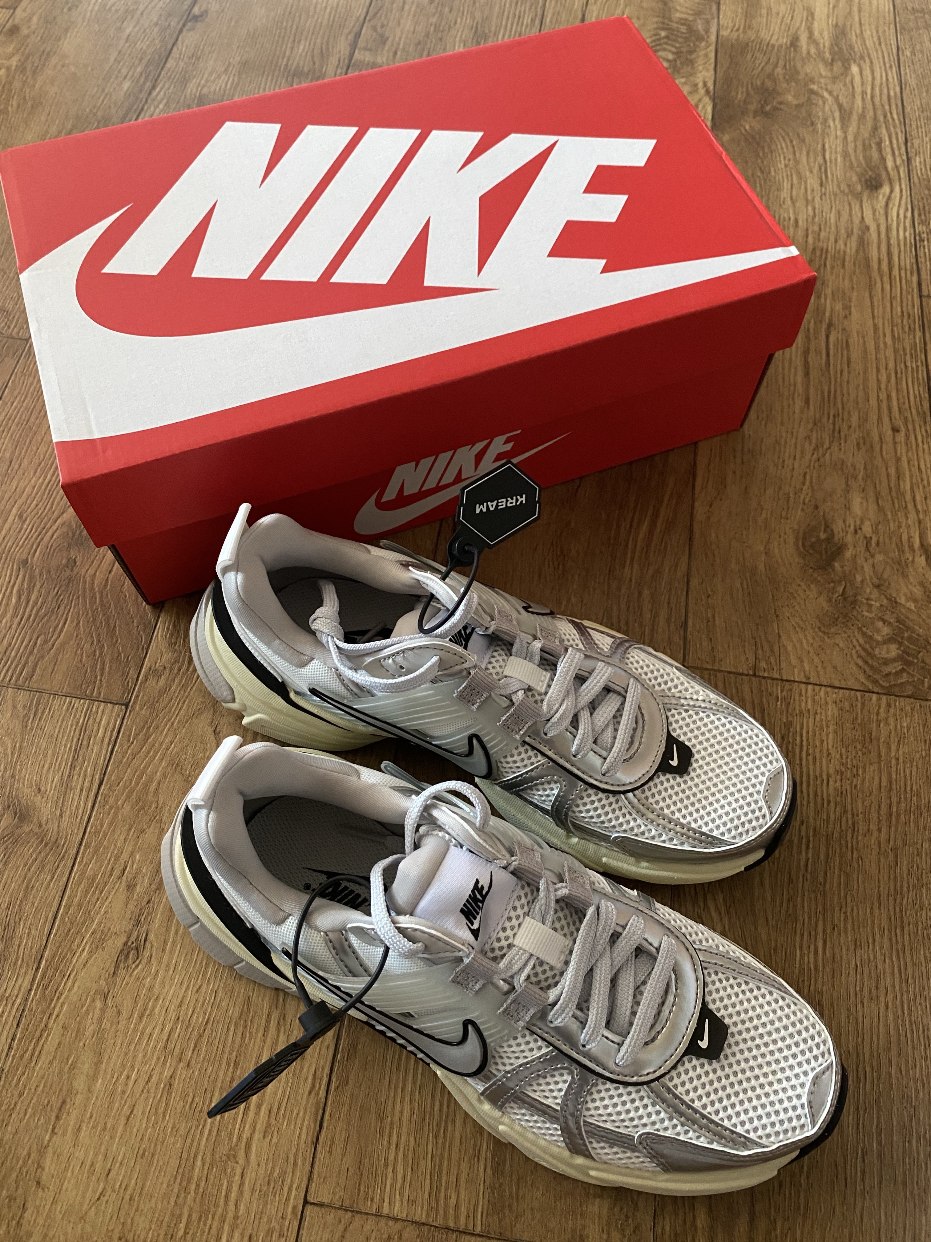 Nike V2K Run Summit White Metallic Silver 착용 스타일