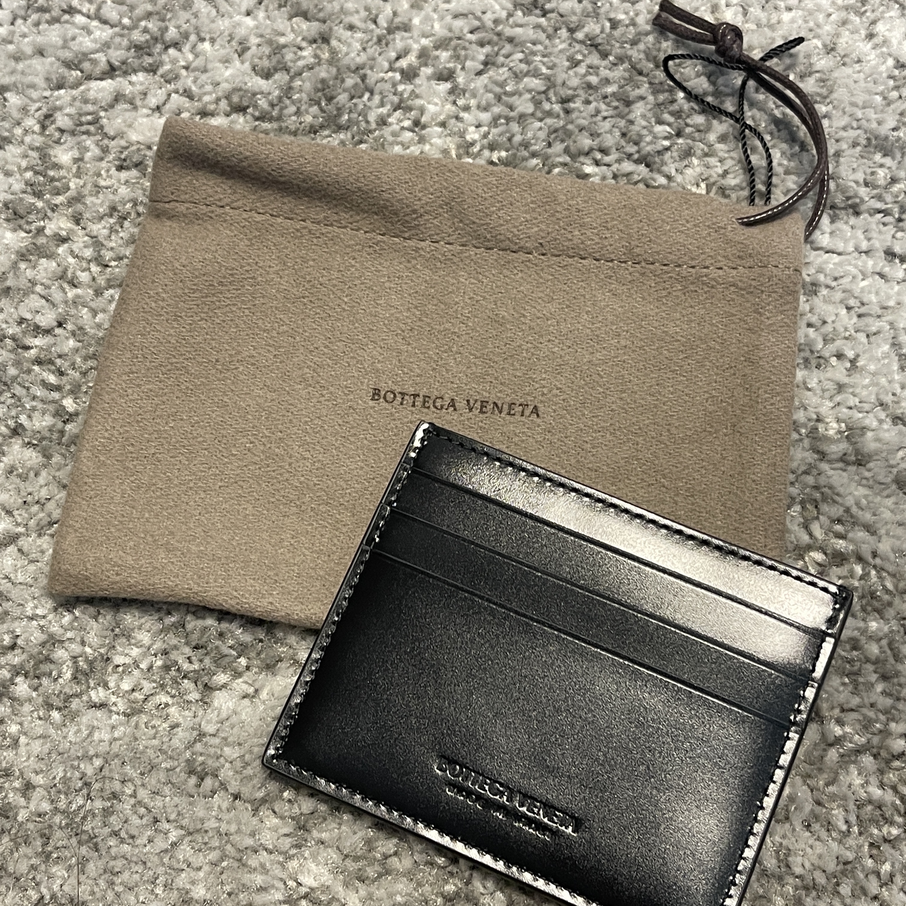 Bottega Veneta Card Case Black 착용 스타일 - 2