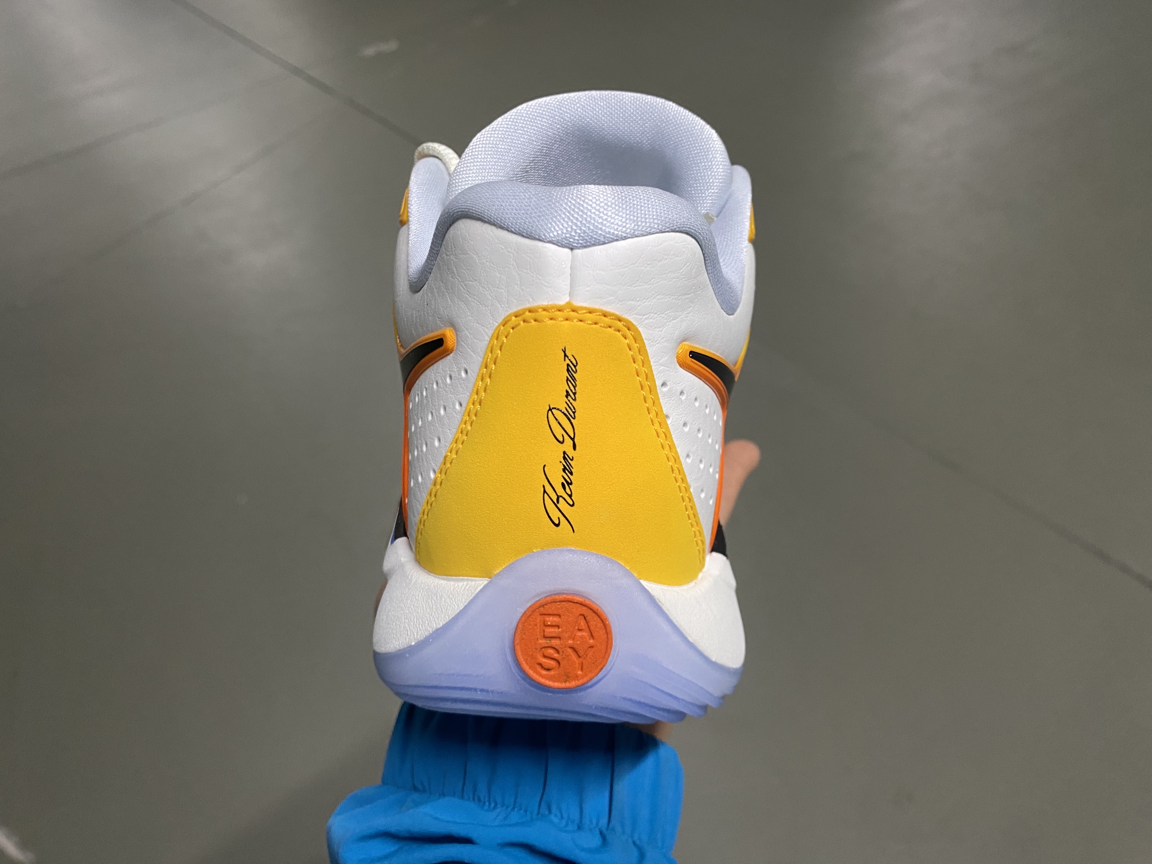 Nike KD 17 EP University Gold Safety Orange 착용 스타일 - 3