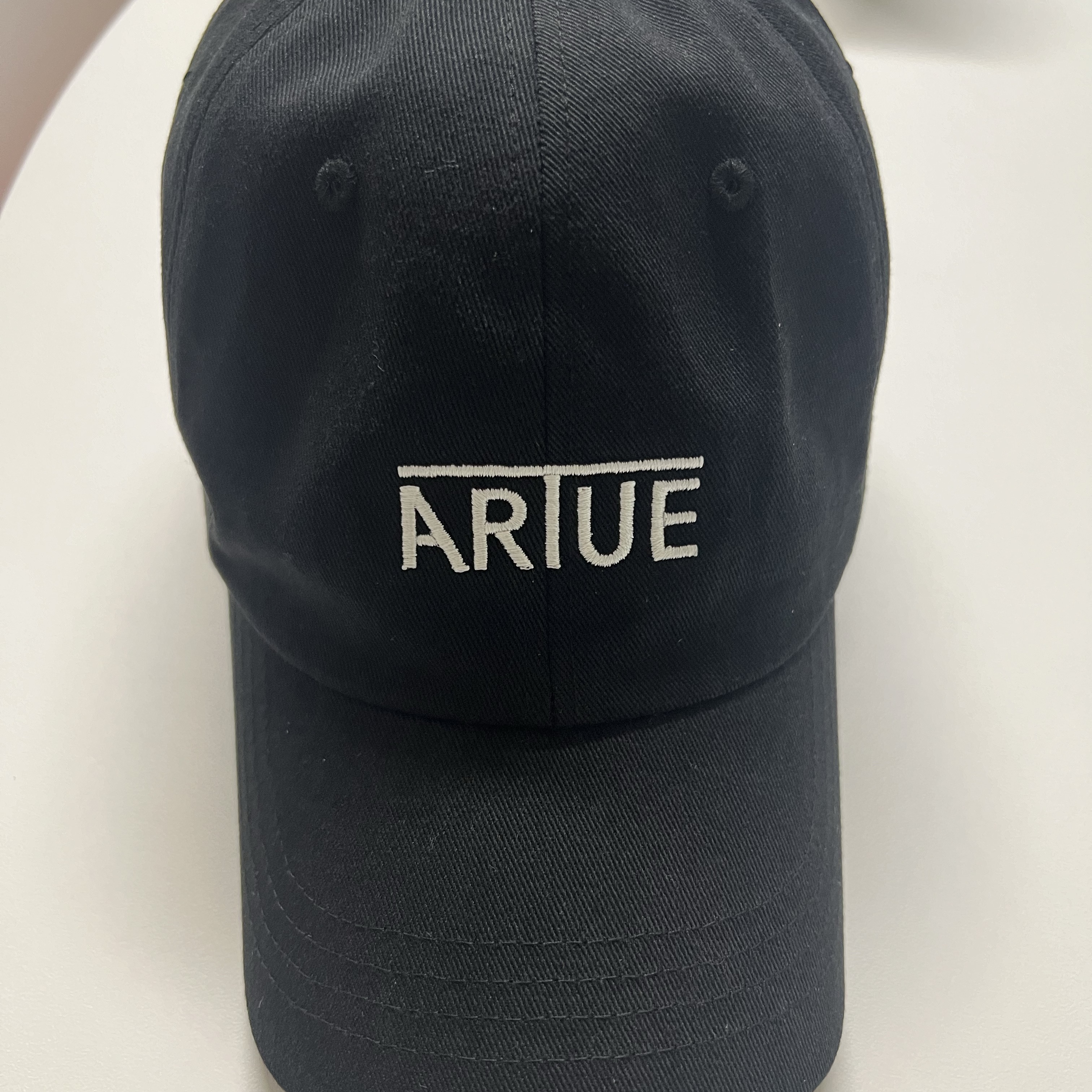 Artue Logo Ball Cap Black 착용 스타일 - 2