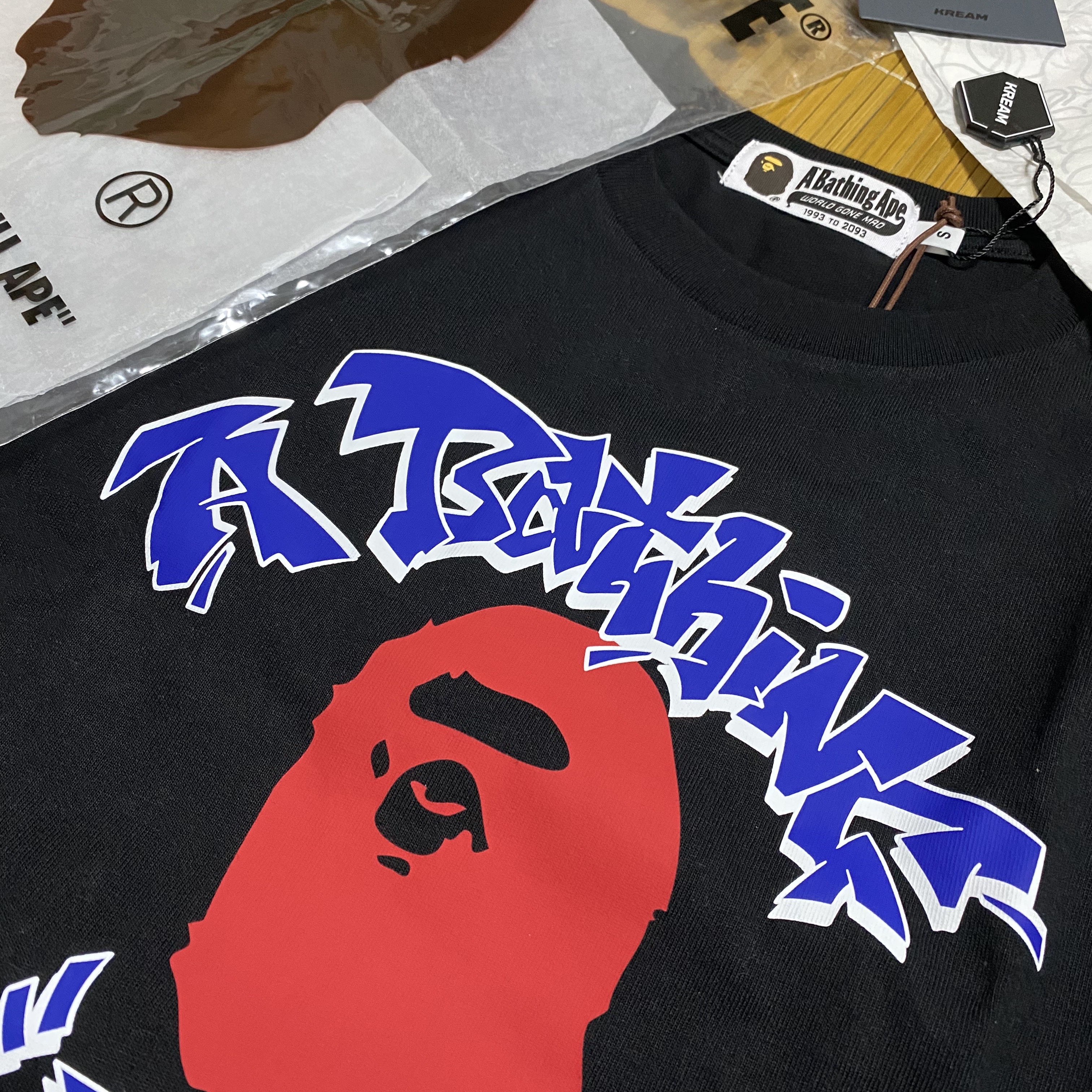 BAPE Graffiti College T-Shirt Black 착용 스타일 - 1