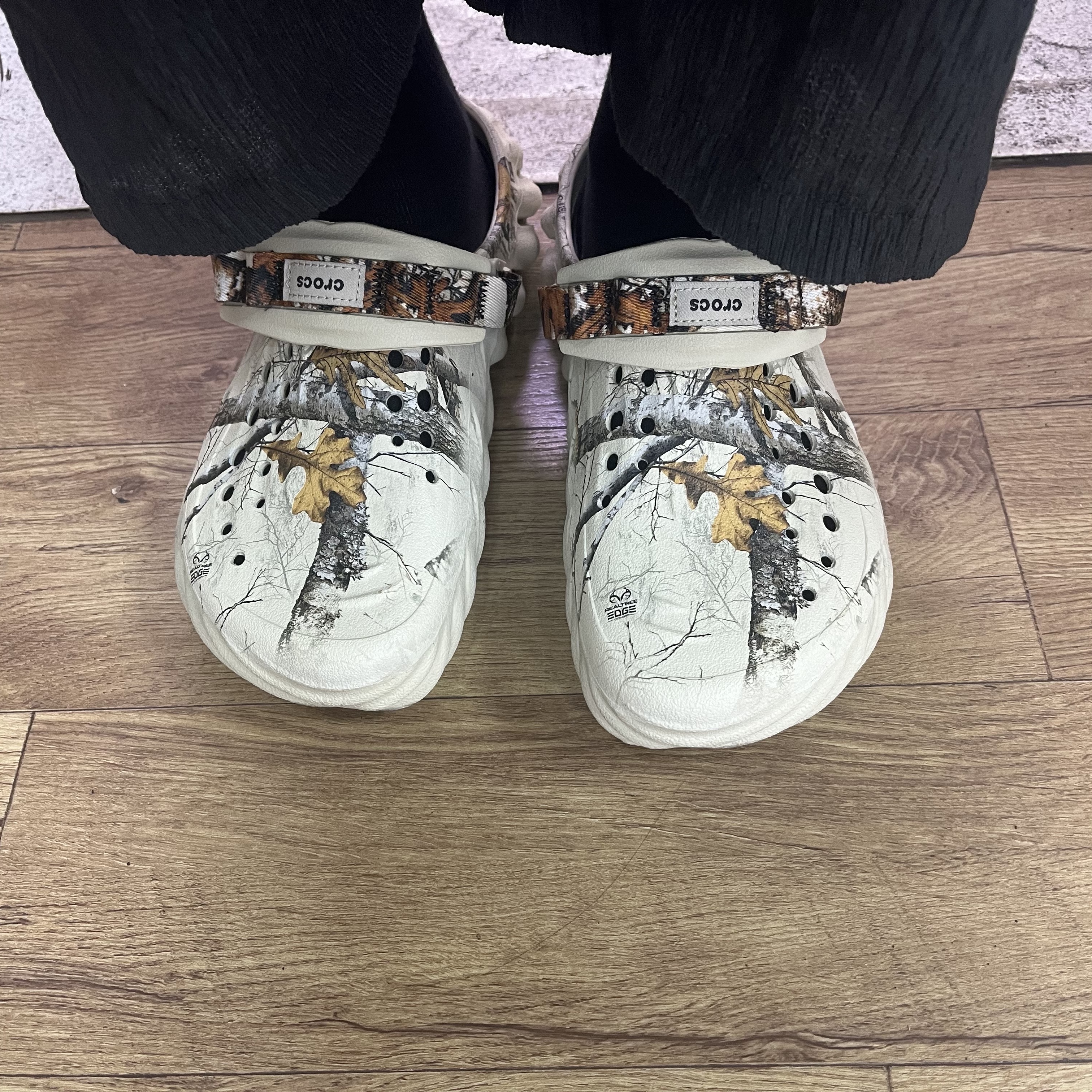 Crocs Echo Clog Real Tree Bone 착용 스타일