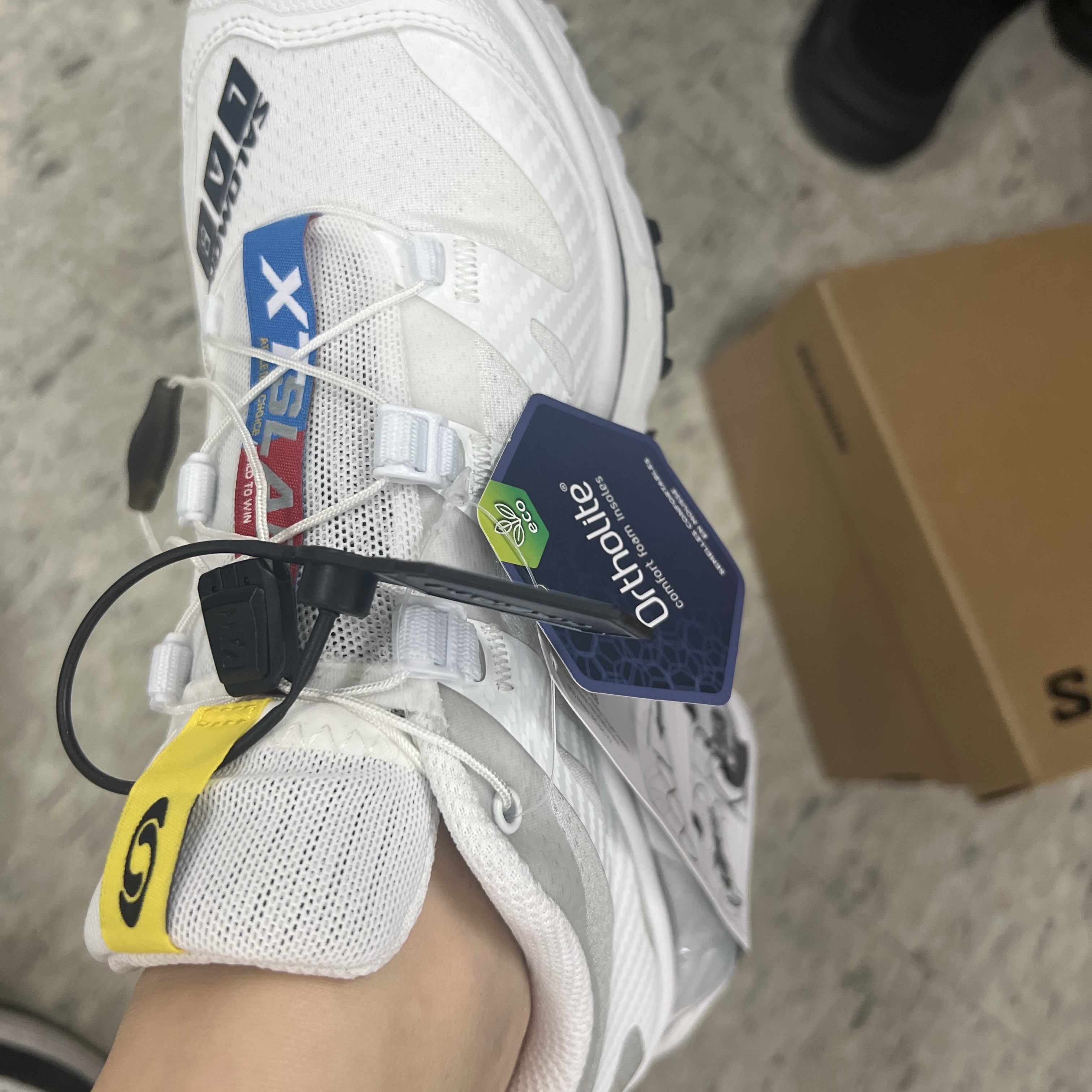 Salomon XT-4 White Lunar Rock 착용 스타일