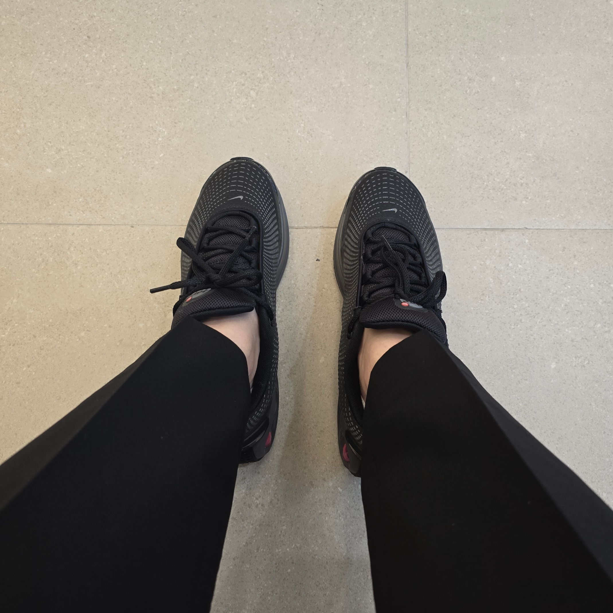 Nike Air Max Dn Black Light Crimson 착용 스타일