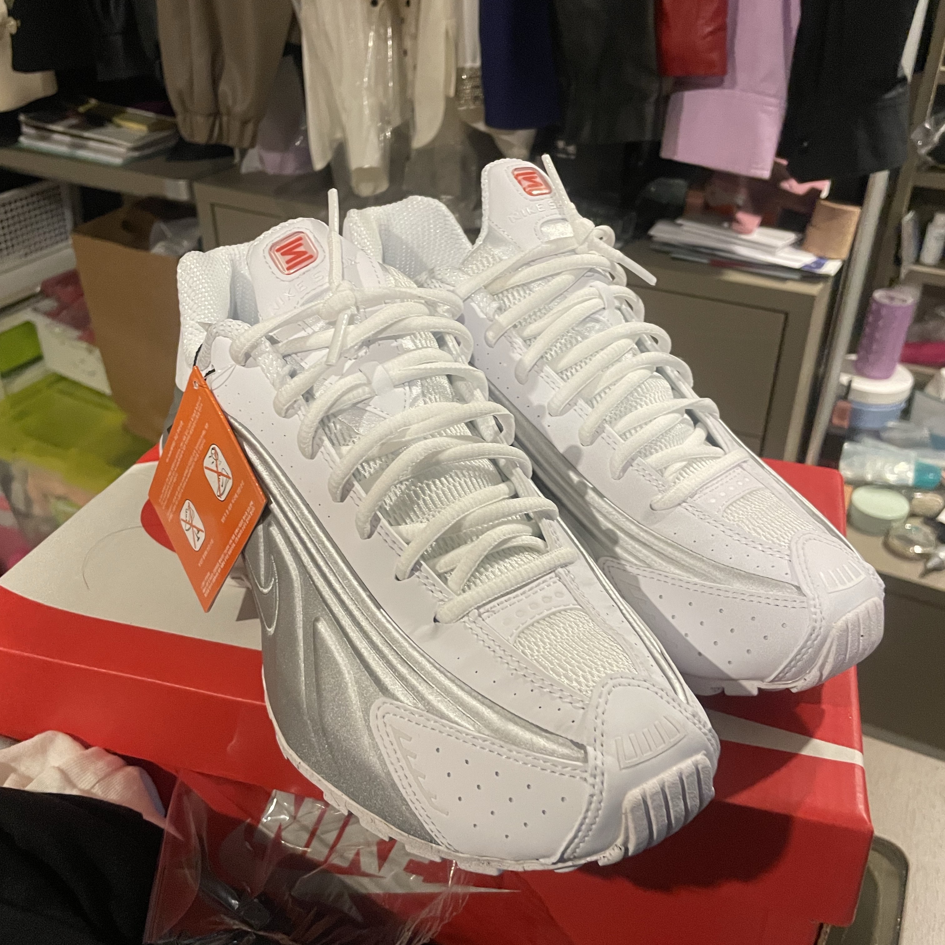 (W) Nike Shox R4 White Metallic Silver 착용 스타일