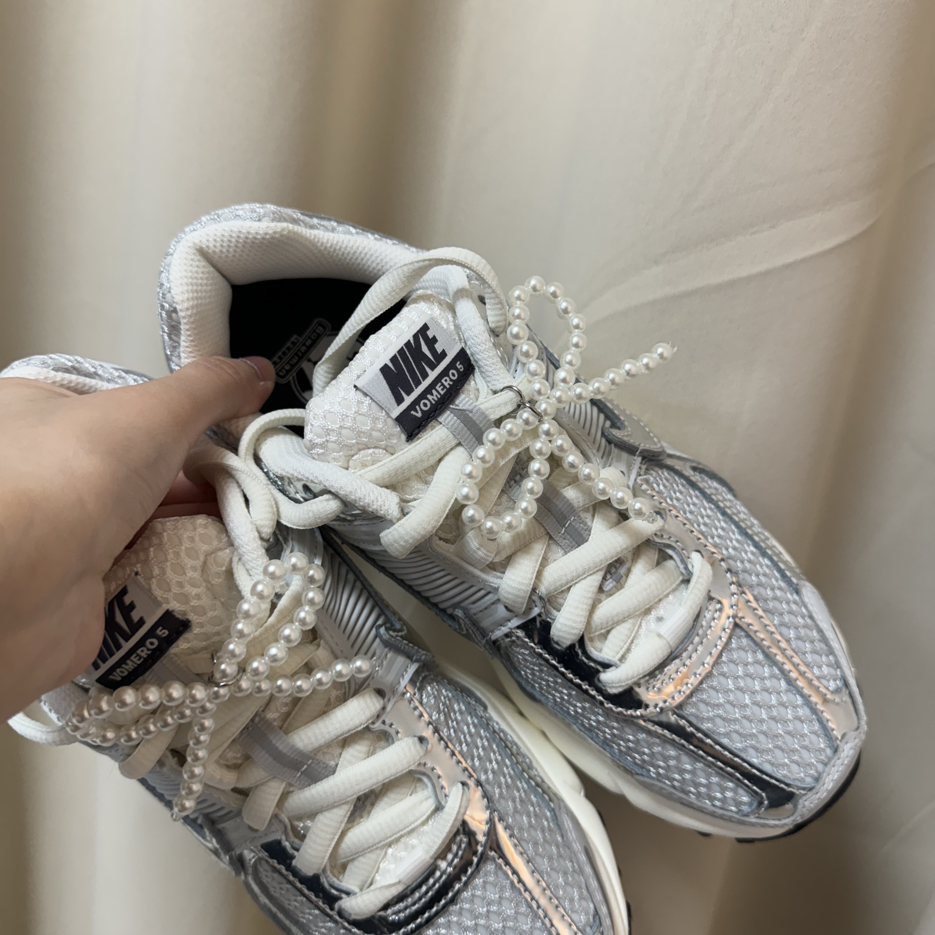 (W) Nike Zoom Vomero 5 Photon Dust and Metallic Silver 착용 스타일