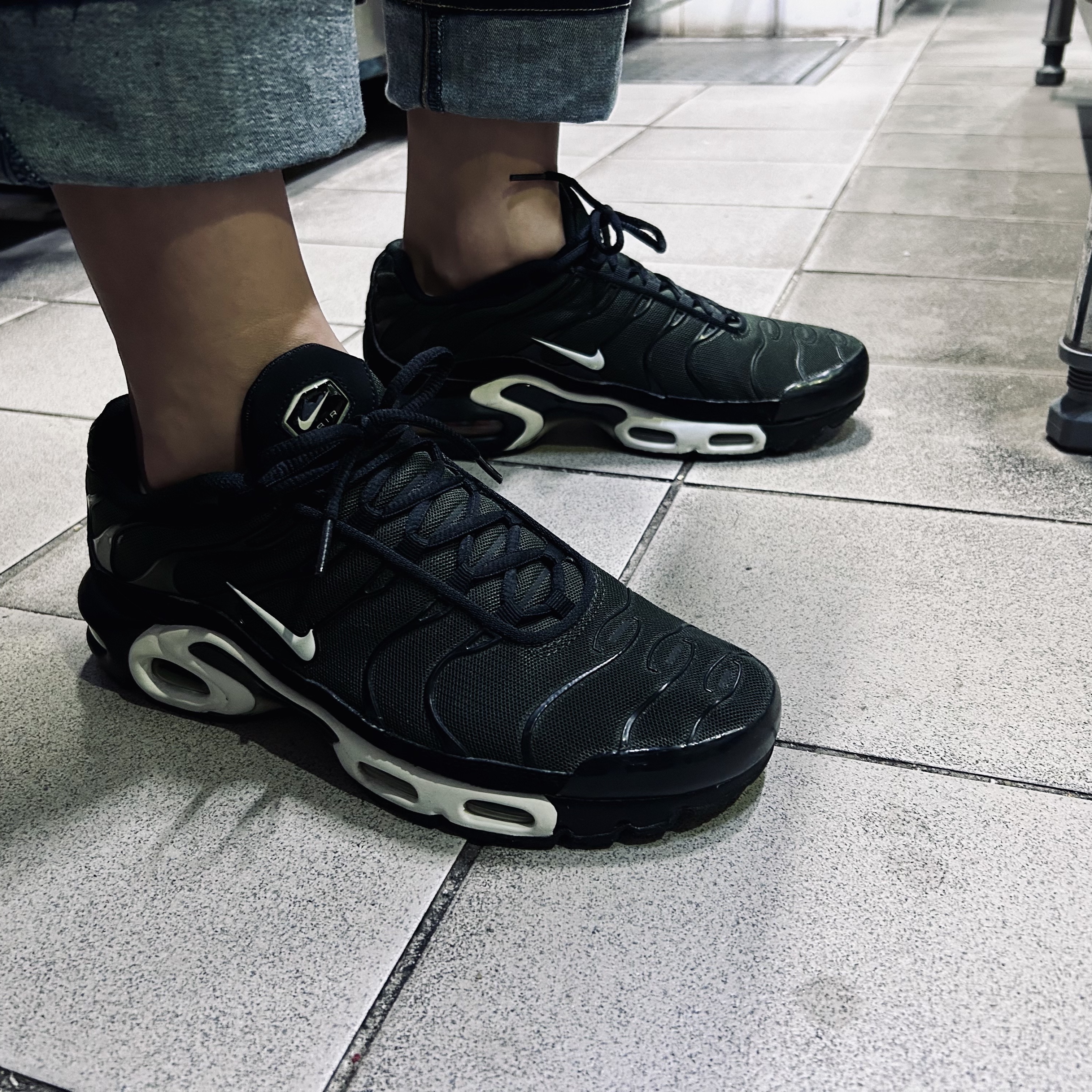 Nike Air Max Plus Black Sequoia 착용 스타일