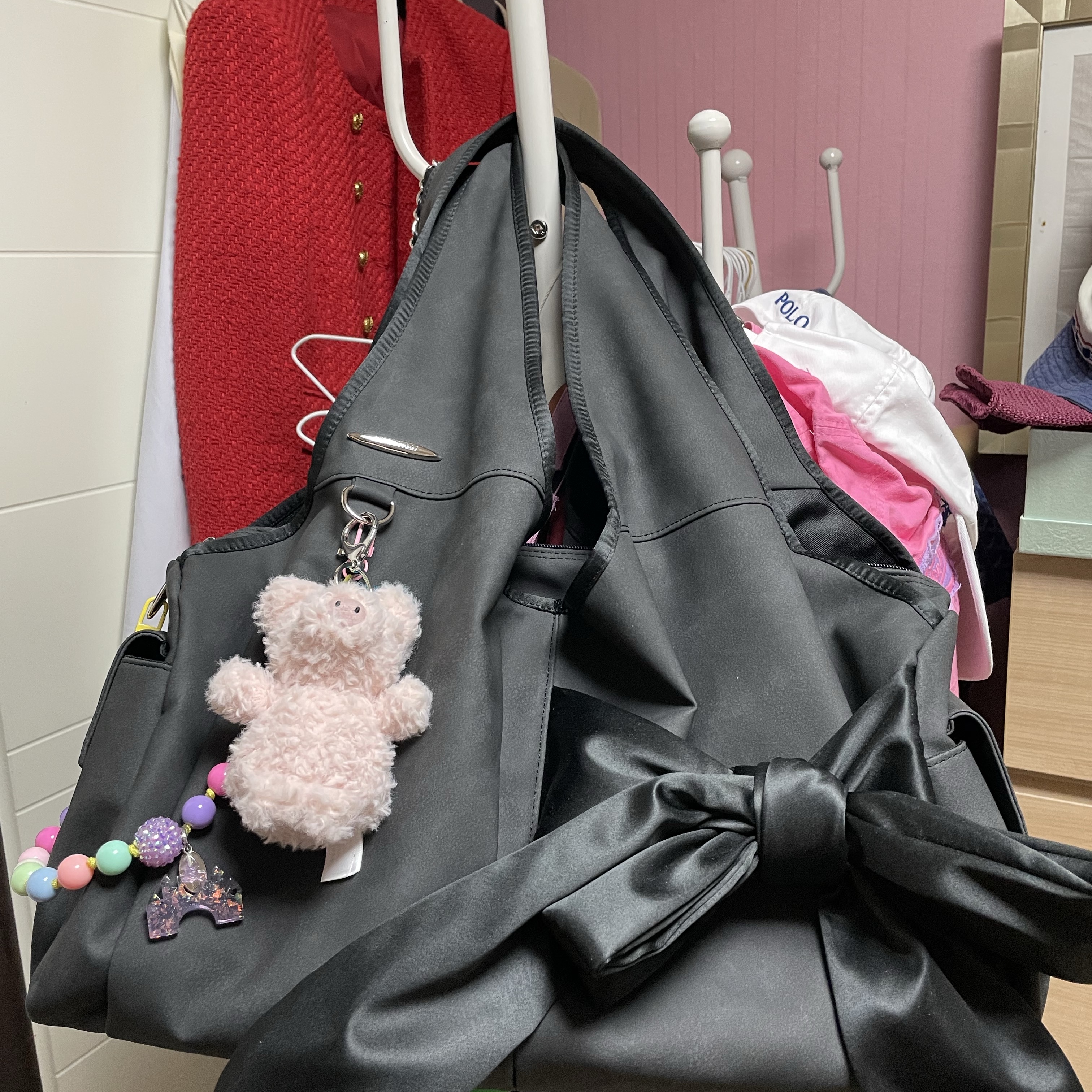 Jellycat Little Pig Bag Charm Fuzzy Pink 착용 스타일