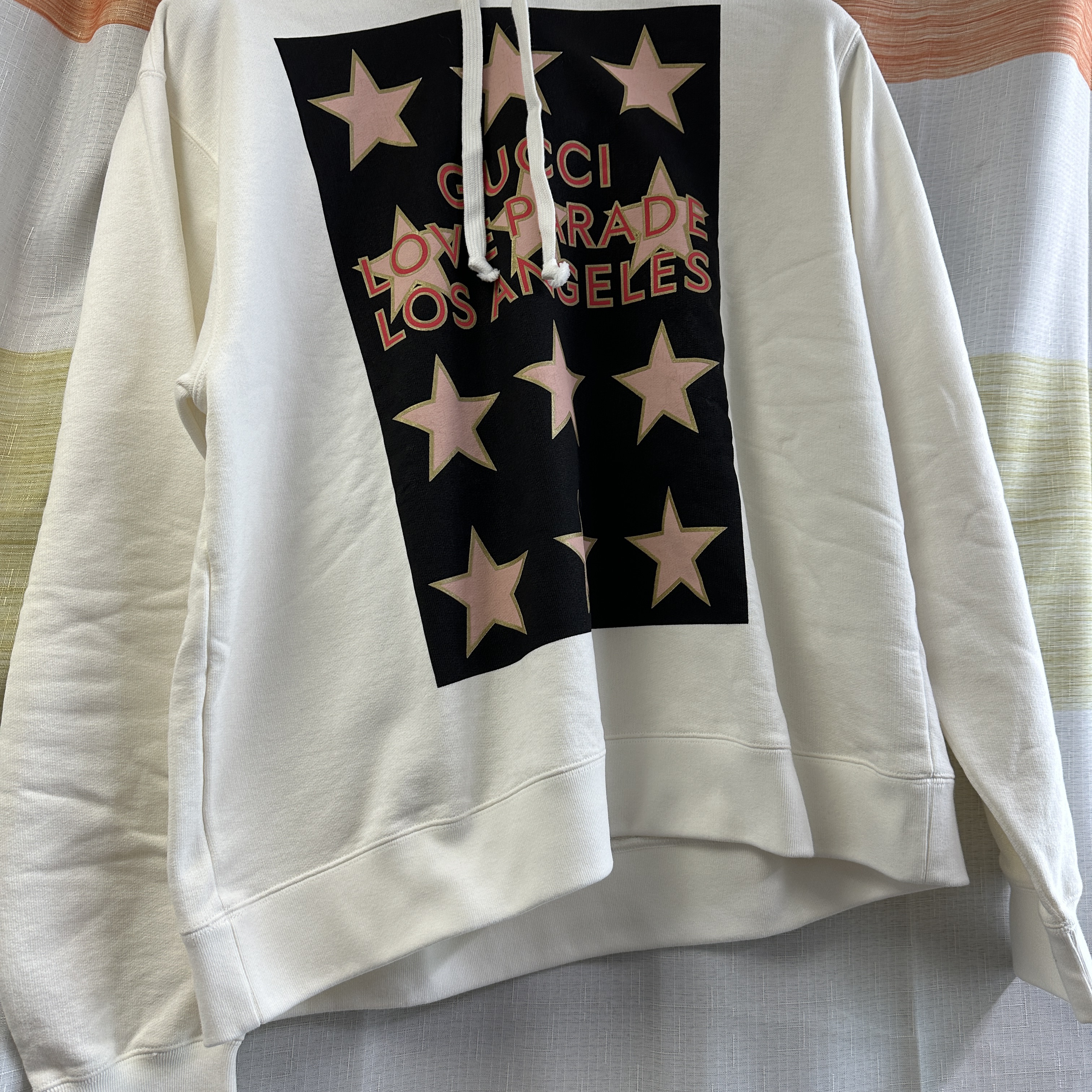 Gucci Love Parade LA Hooded Sweatshirt Ivory 착용 스타일 - 1