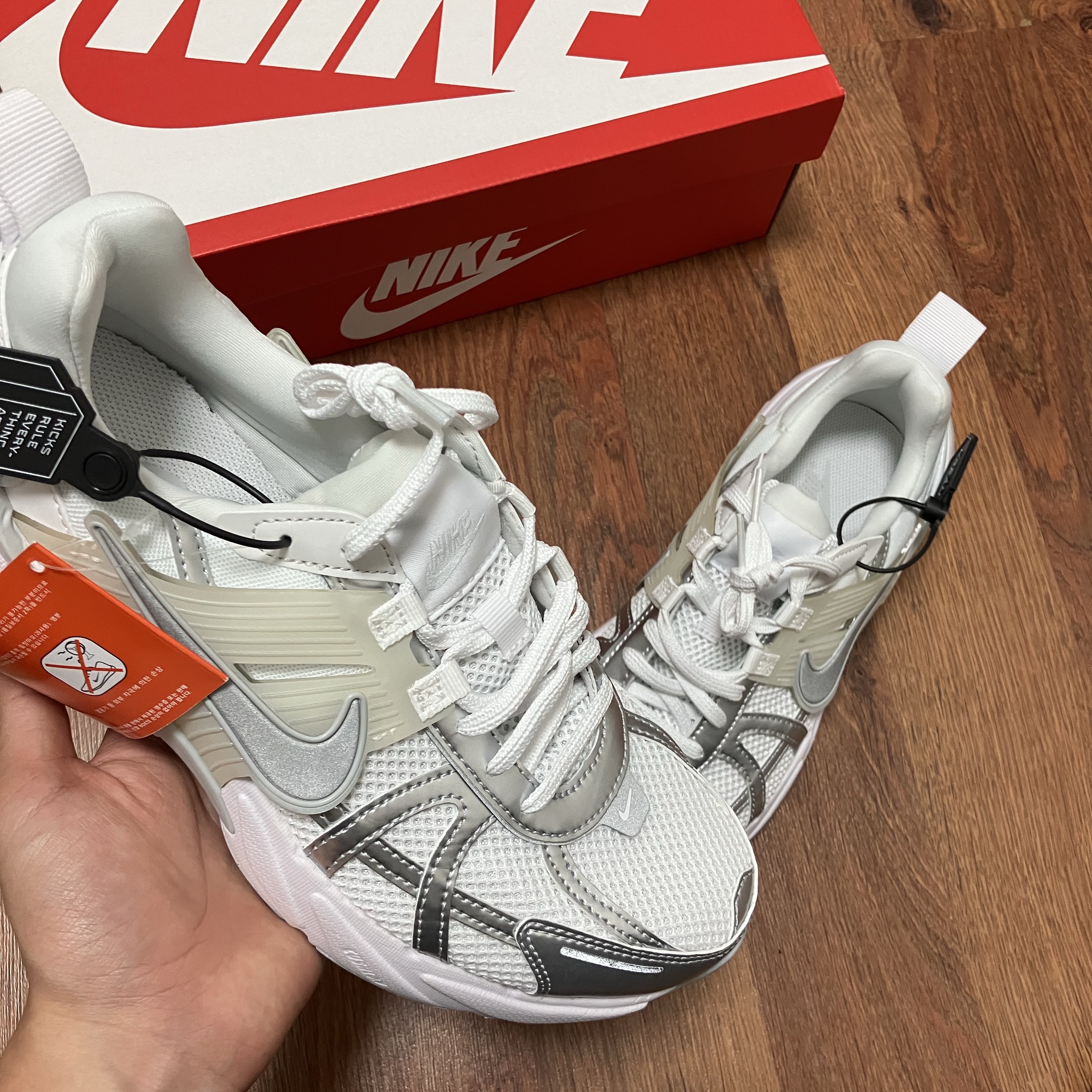 Nike V2K Run Metallic Silver White 착용 스타일