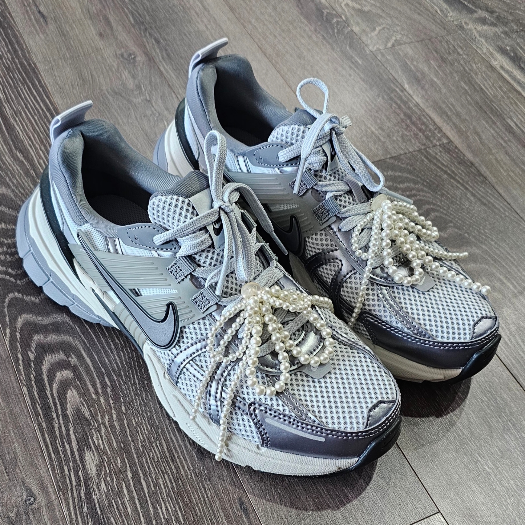 Nike V2K Run Pure Platinum Wolf Grey 착용 스타일