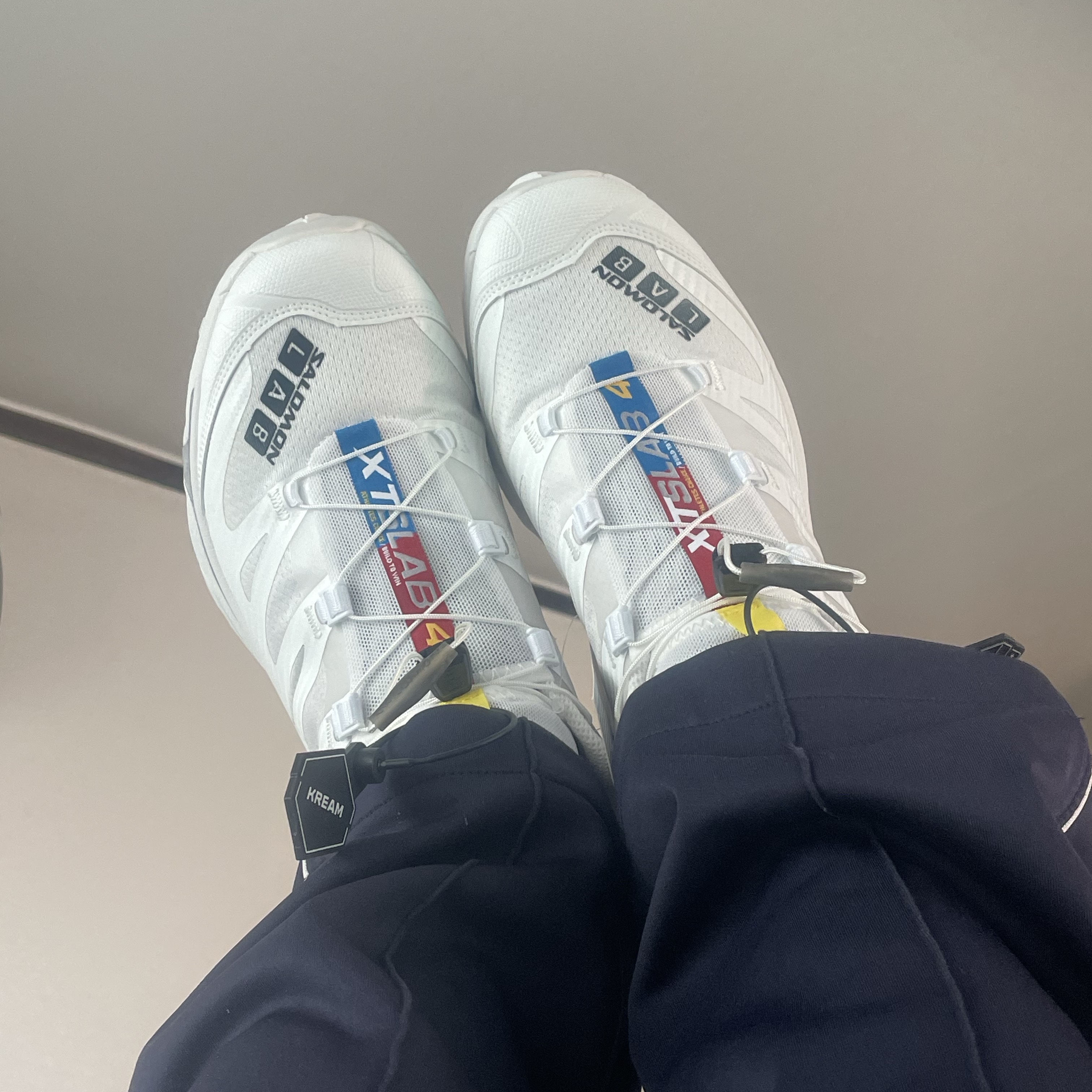 Salomon XT-4 White Lunar Rock 착용 스타일