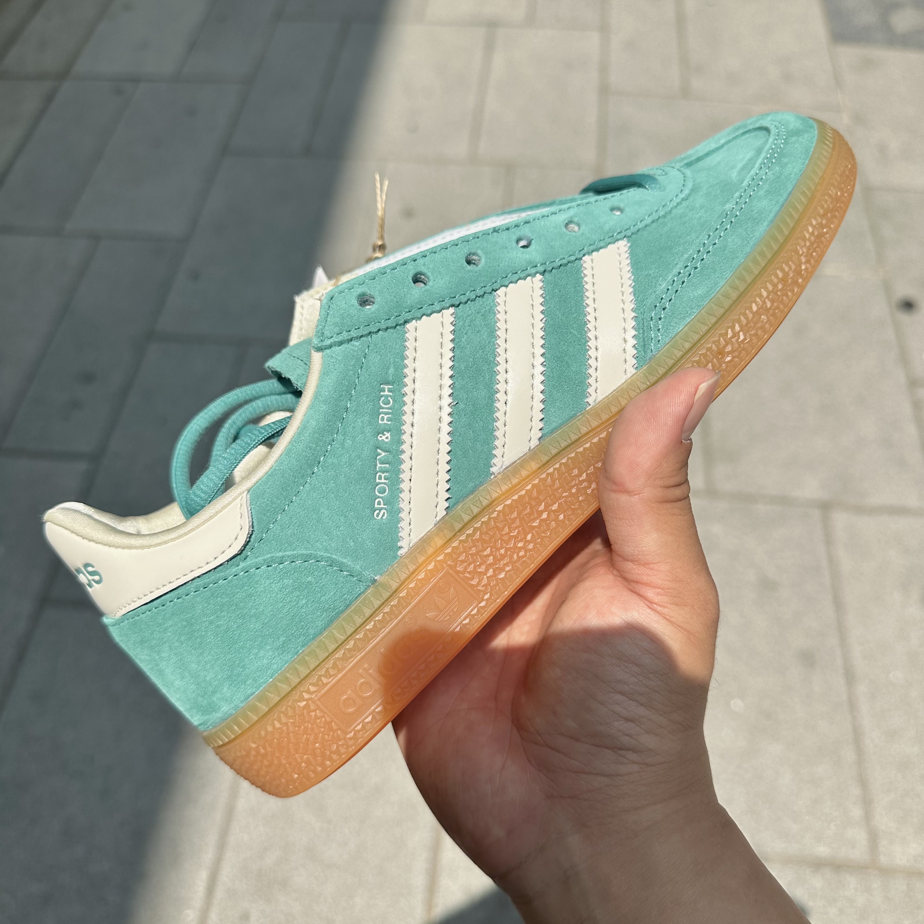 Adidas x Sporty & Rich Spezial Handball Pantone Core White 착용 스타일 - 1