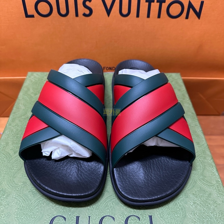 Gucci Web Rubber Slide Green Red 착용 스타일 - 1