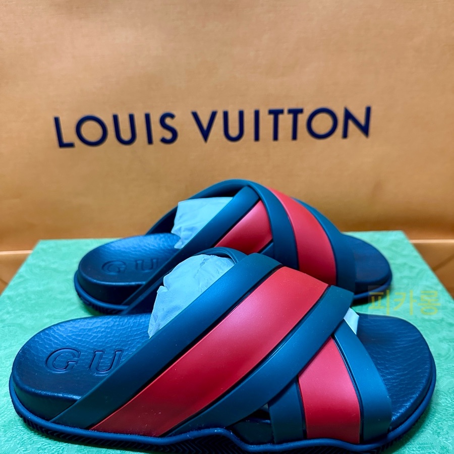 Gucci Web Rubber Slide Green Red 착용 스타일 - 2