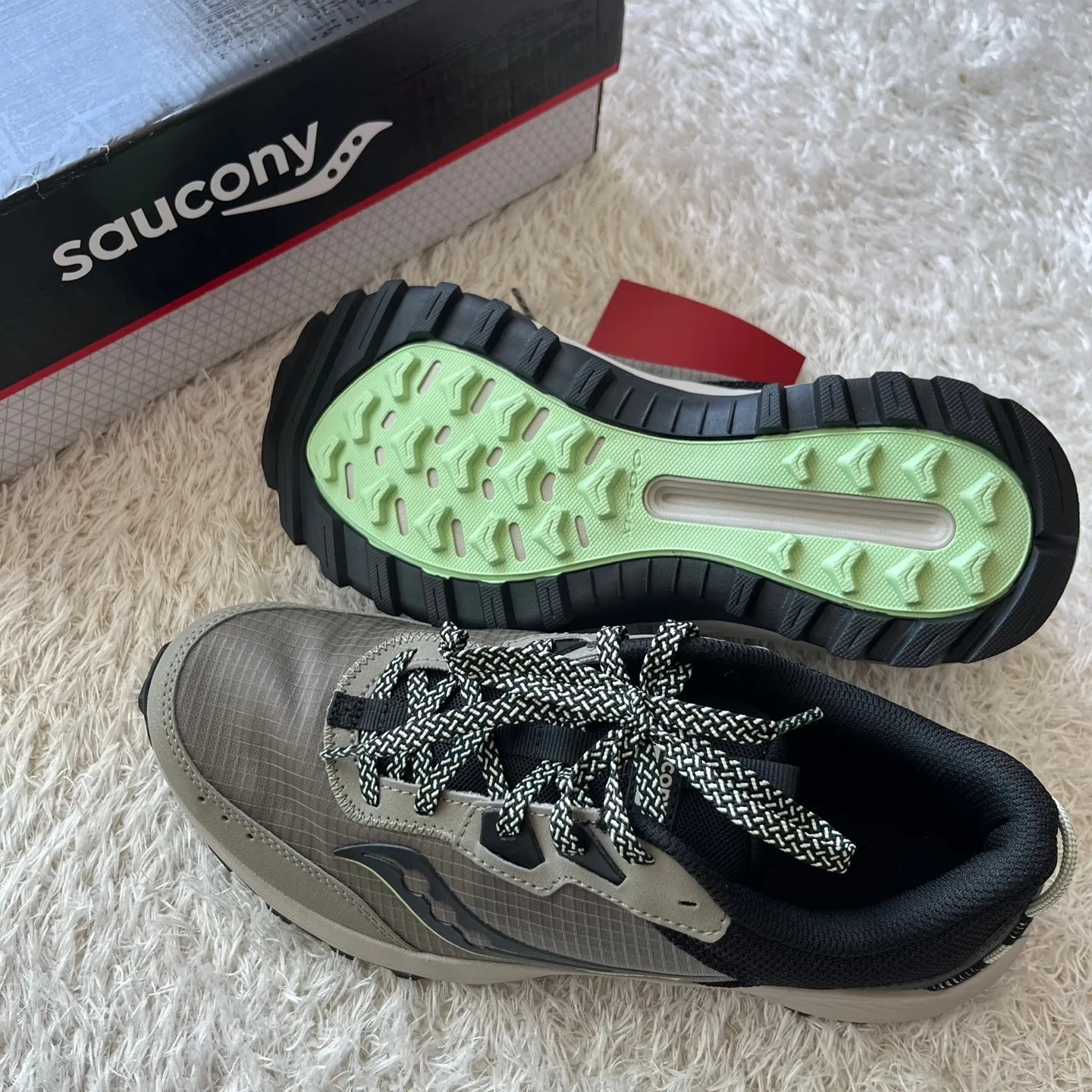 Saucony Aura TR Coffee Black 착용 스타일 - 2