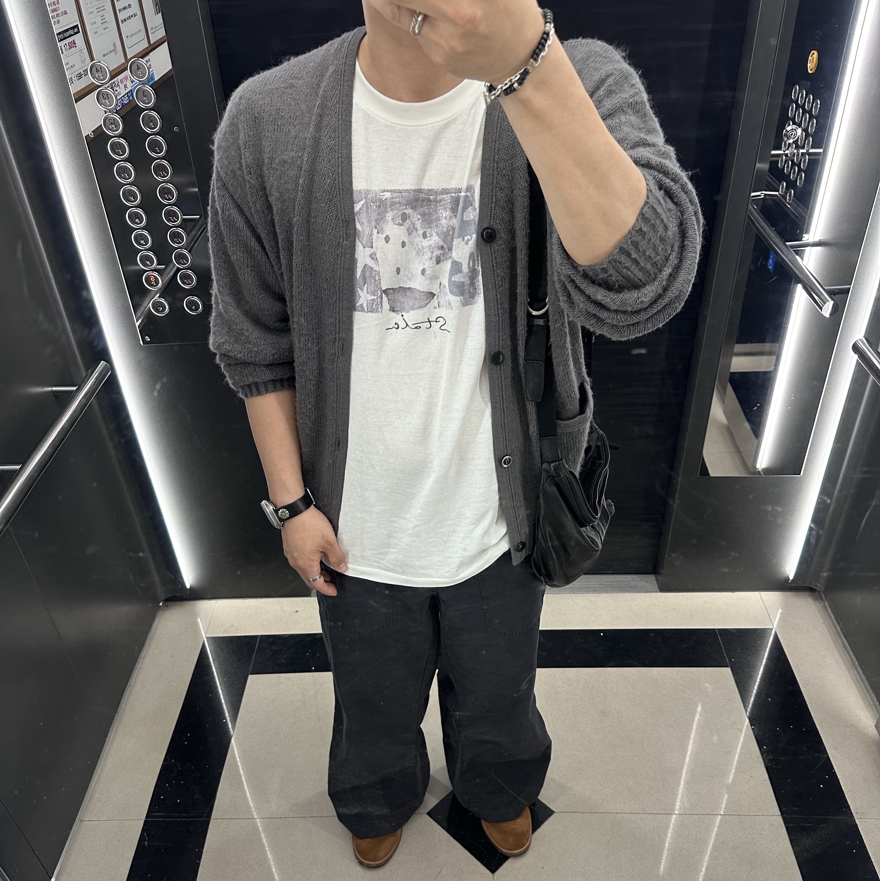 Polyteru Calf Bag Black Lambskin, Polyteru HANK 1/2 Graphic T-Shirt 'Starmie' White 착용 스타일