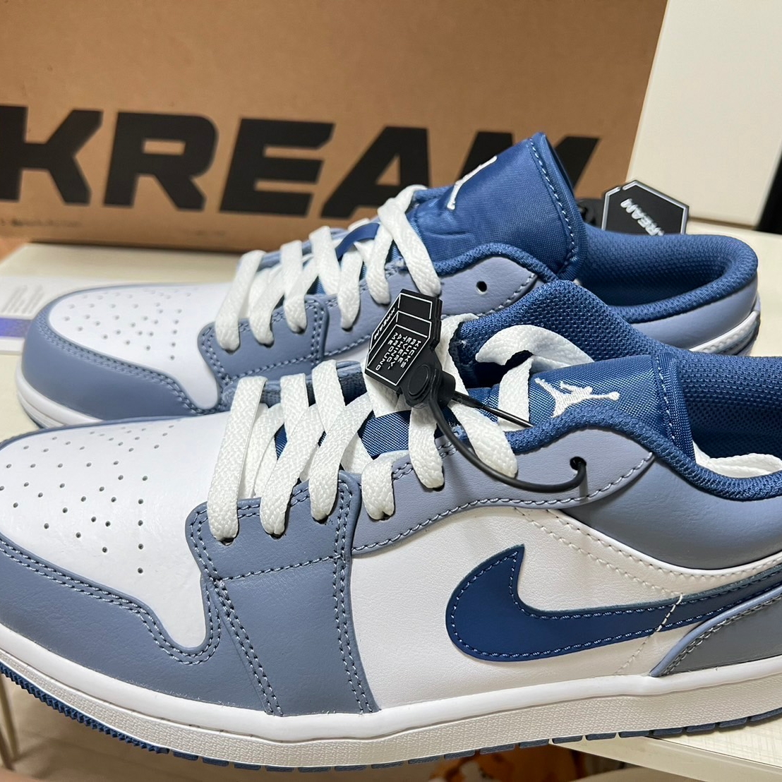 Jordan 1 Low Ashen Slate and Mystic Navy 착용 스타일