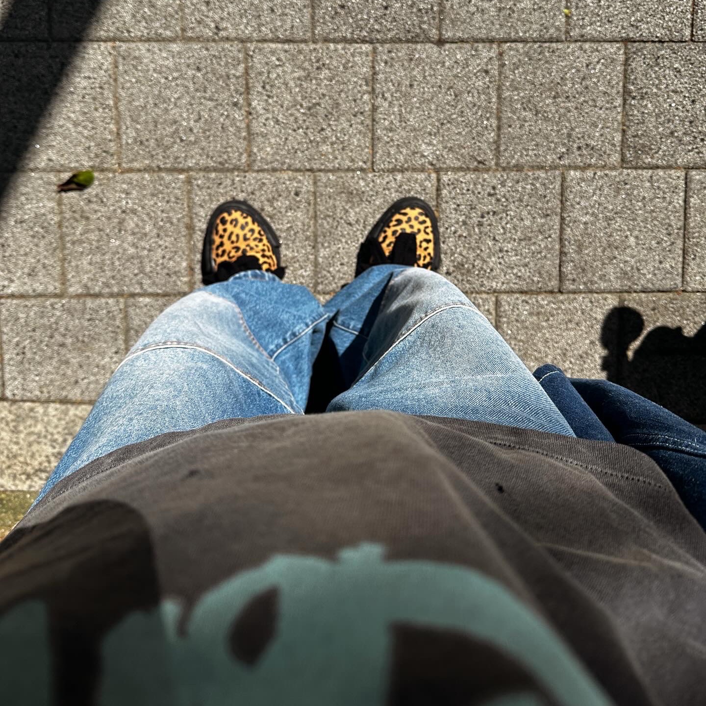 Saint Mxxxxxx SS T-Shirt Celebrity Black - 24SS, Supreme x Dickies Double Knee Baggy Jean Washed Indigo - 23FW 착용 스타일 - 3