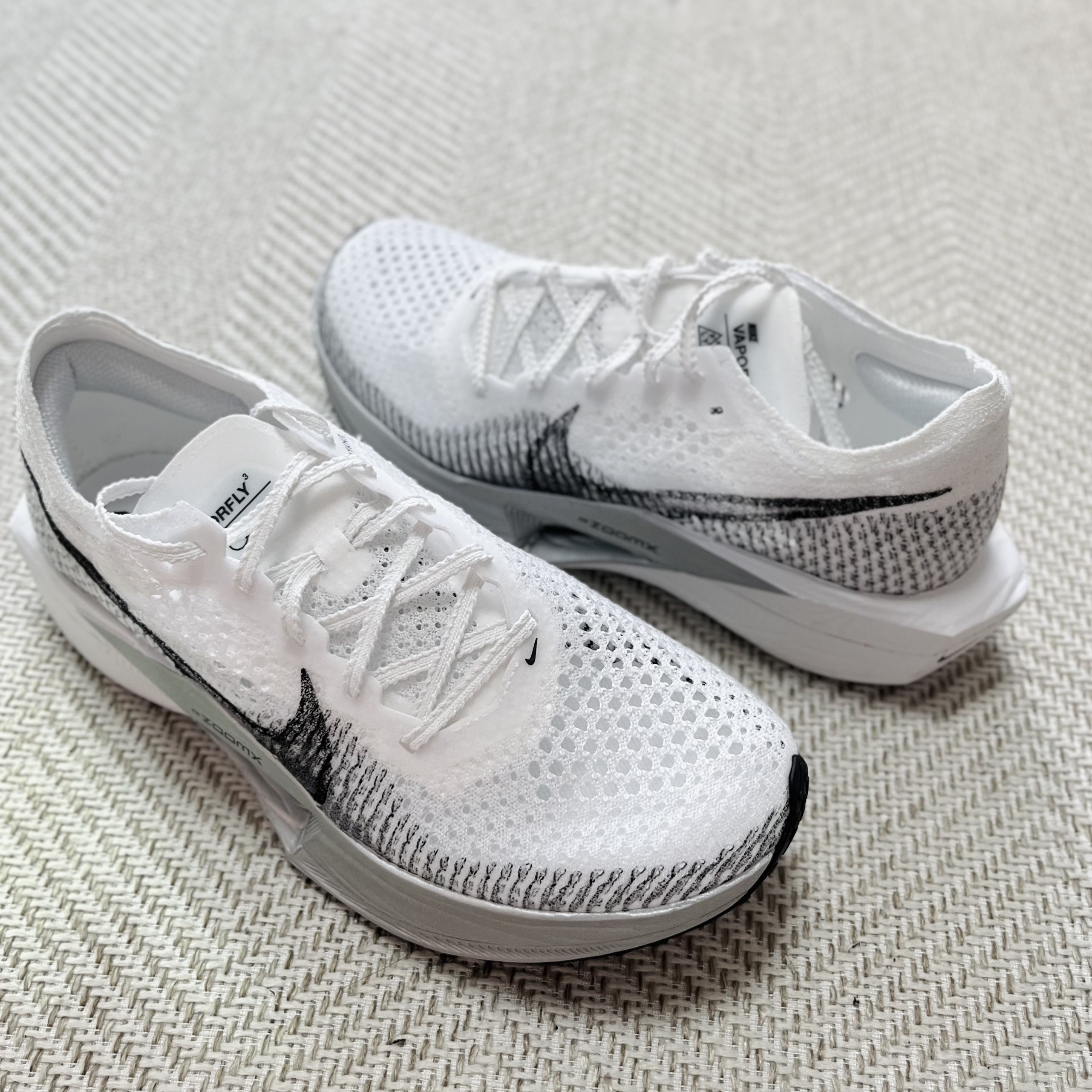 (W) Nike ZoomX Vaporfly Next% 3 White Particle Grey 착용 스타일 - 2