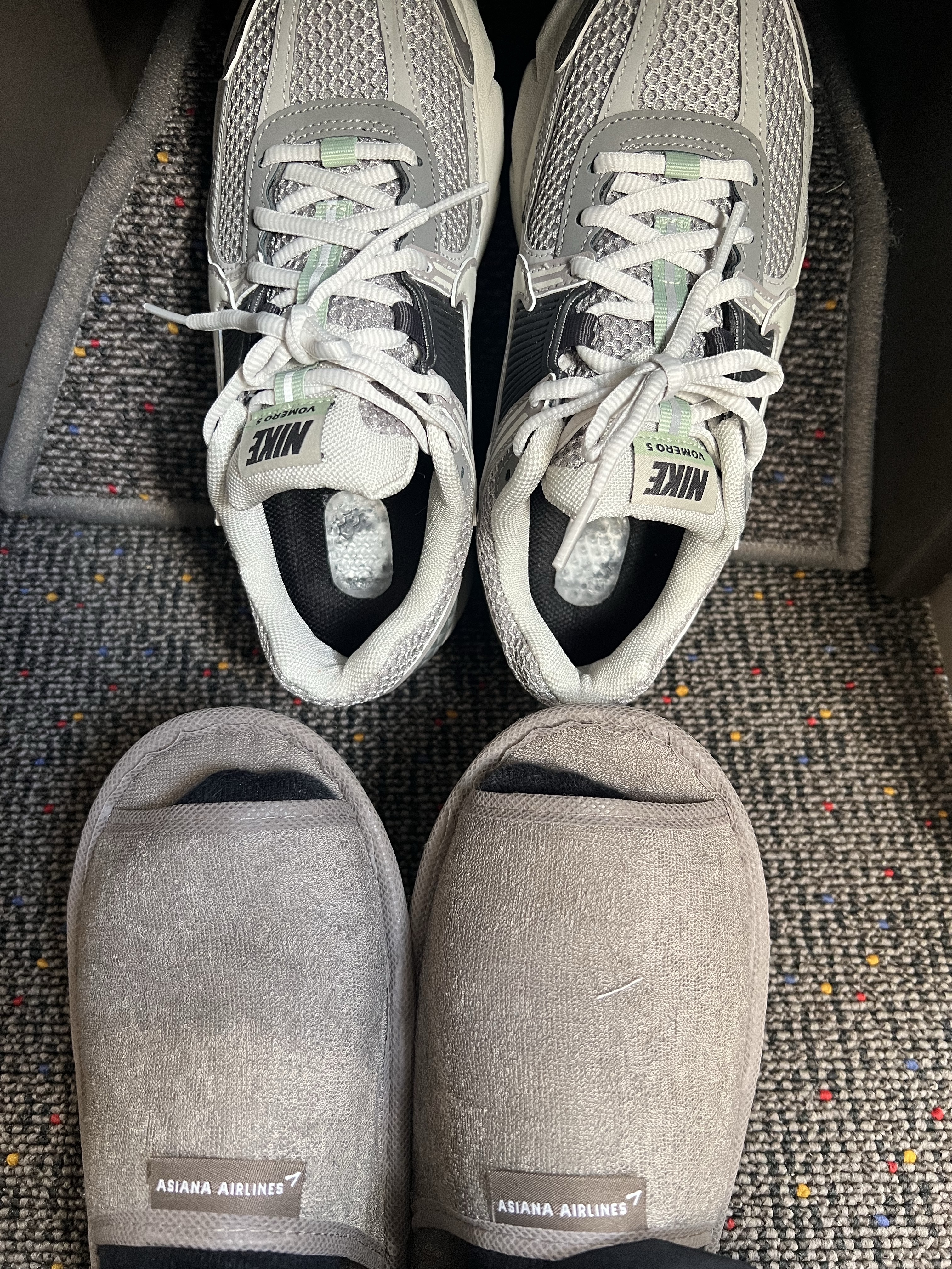 (W) Nike Zoom Vomero 5 Cobblestone and Flat Pewter 착용 스타일