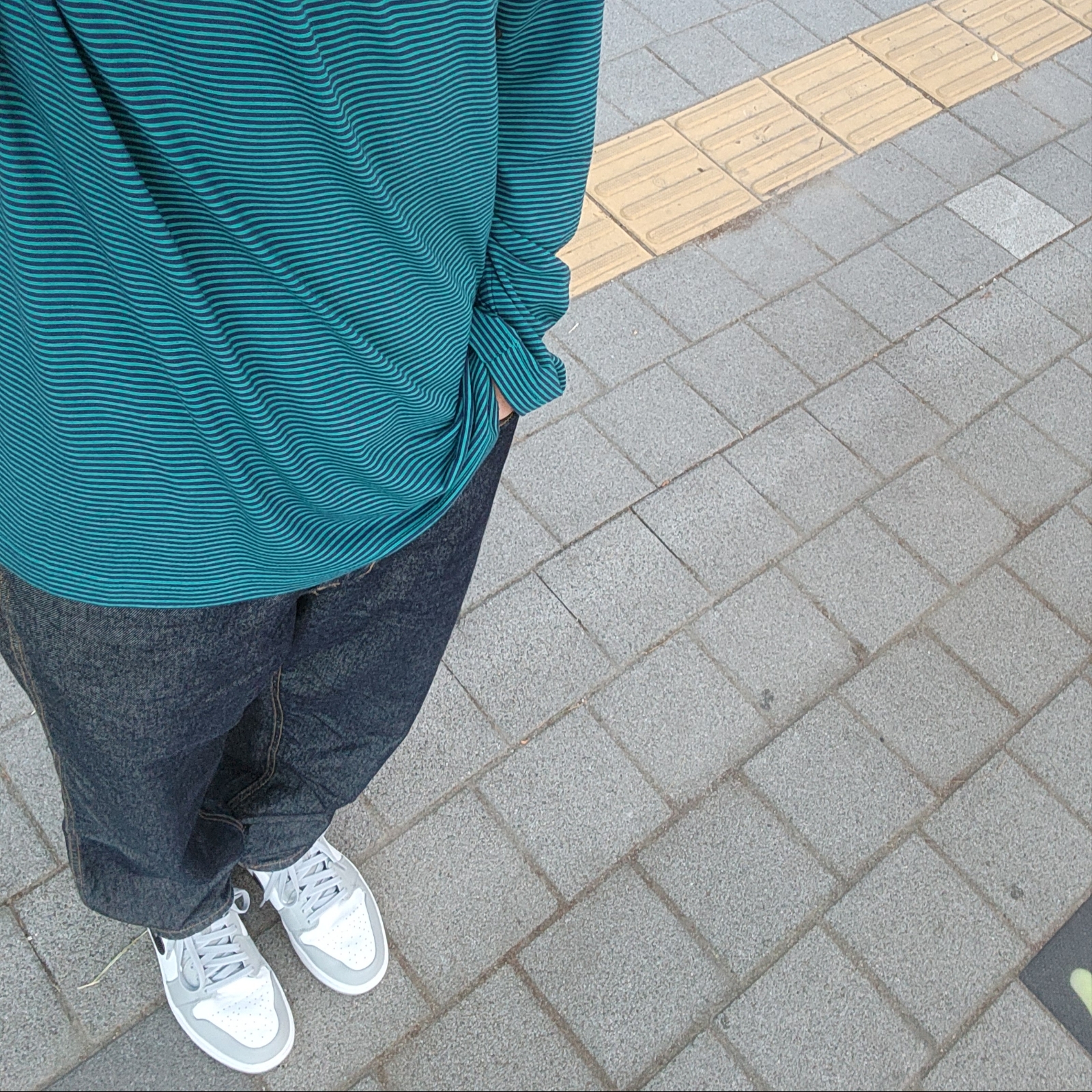 Jordan 1 Mid Light Smoke Grey 착용 스타일 - 1
