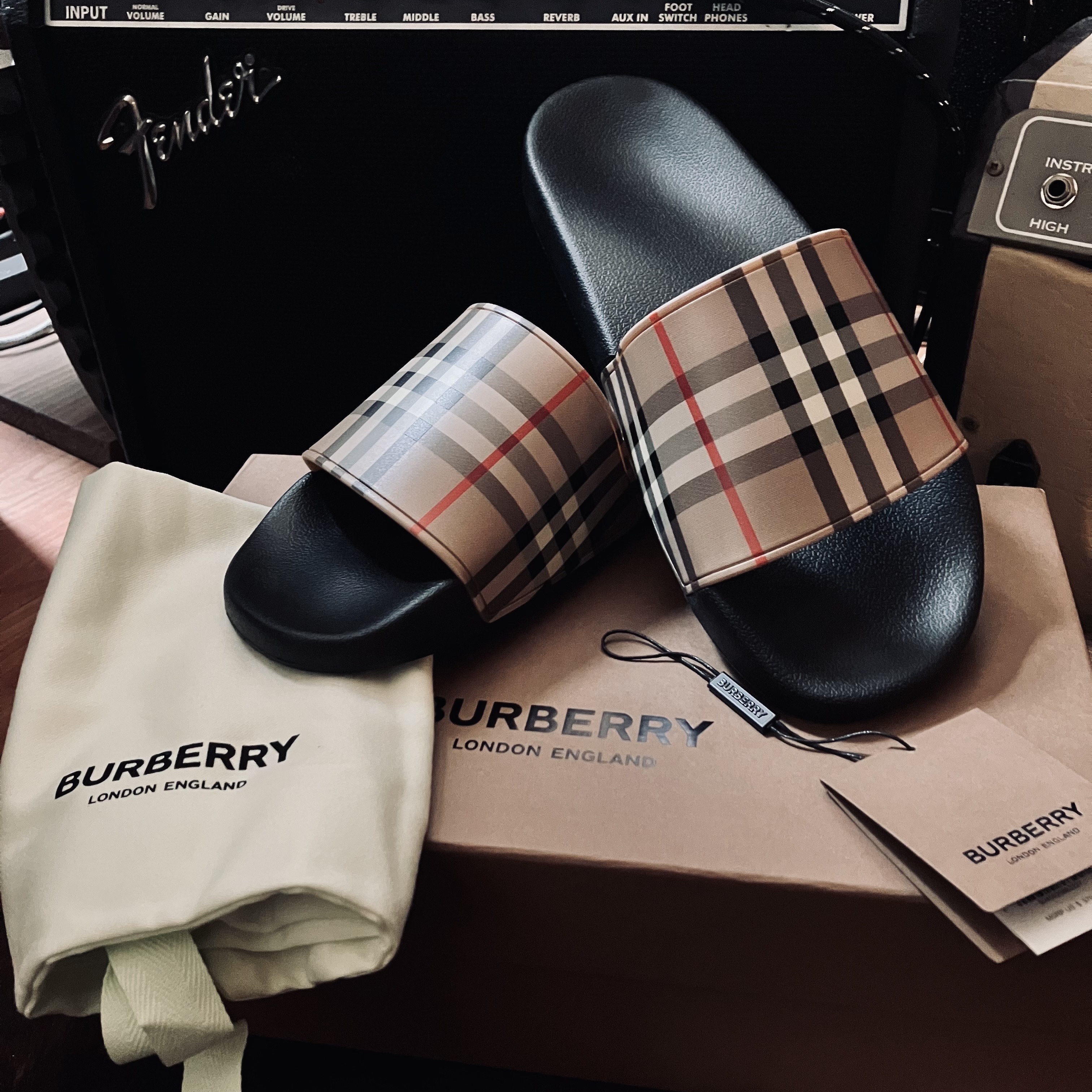 Burberry Vintage Check Slides Archive Beige 착용 스타일