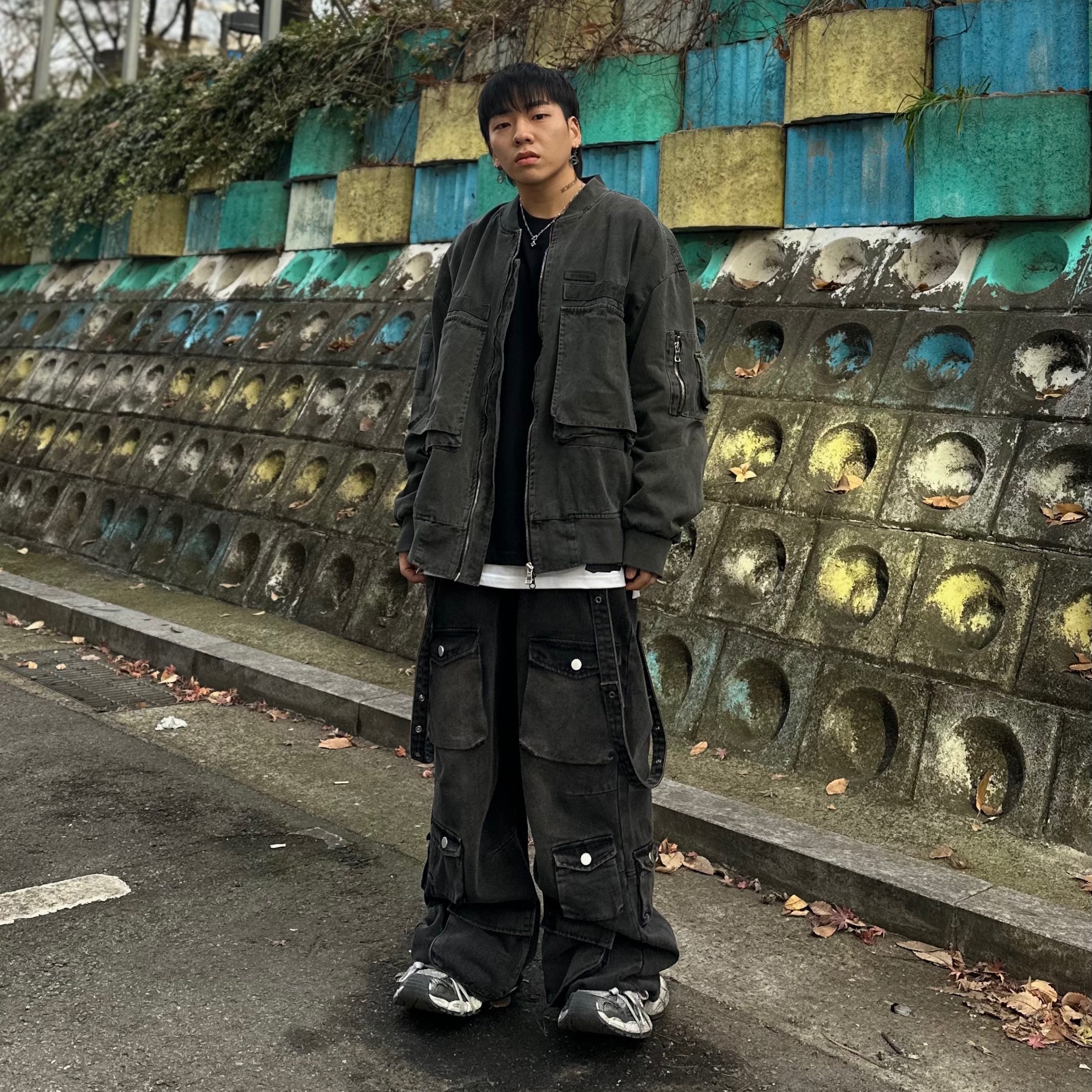 발렌시아가 3XL 스니커즈 그레이 화이트 레드 착용 스타일 - 1