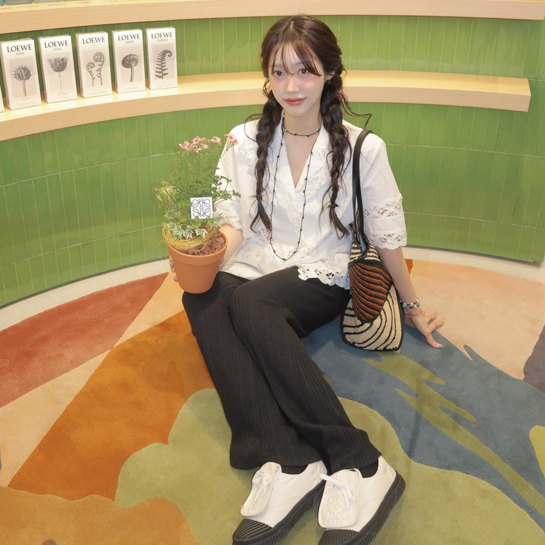 (W) Loewe Anagram Flap Sneakers in Canvas Soft White 착용 스타일 - 2
