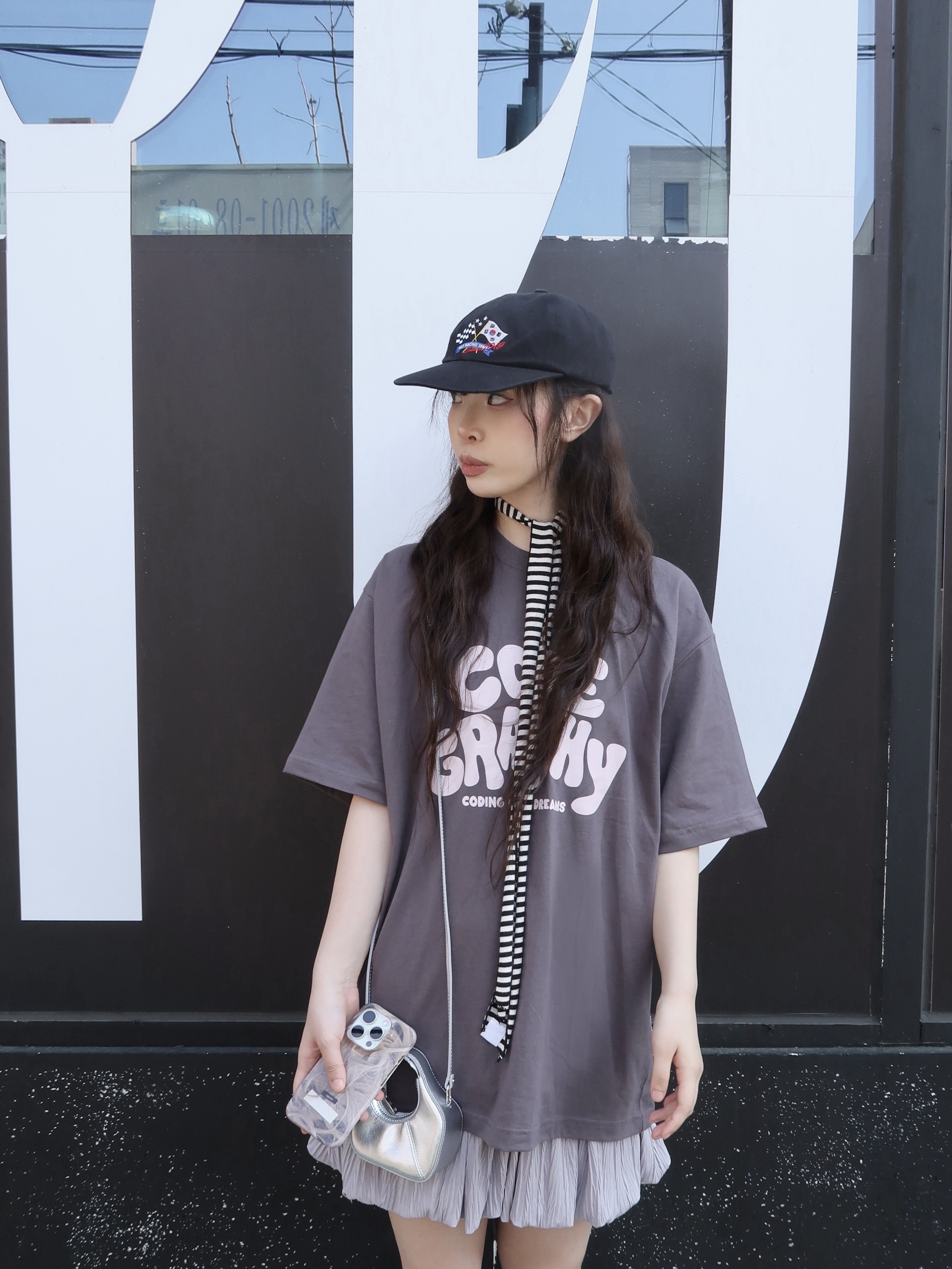 STUDIOTABLE Crepe Mini Bag Silver 착용 스타일 - 3