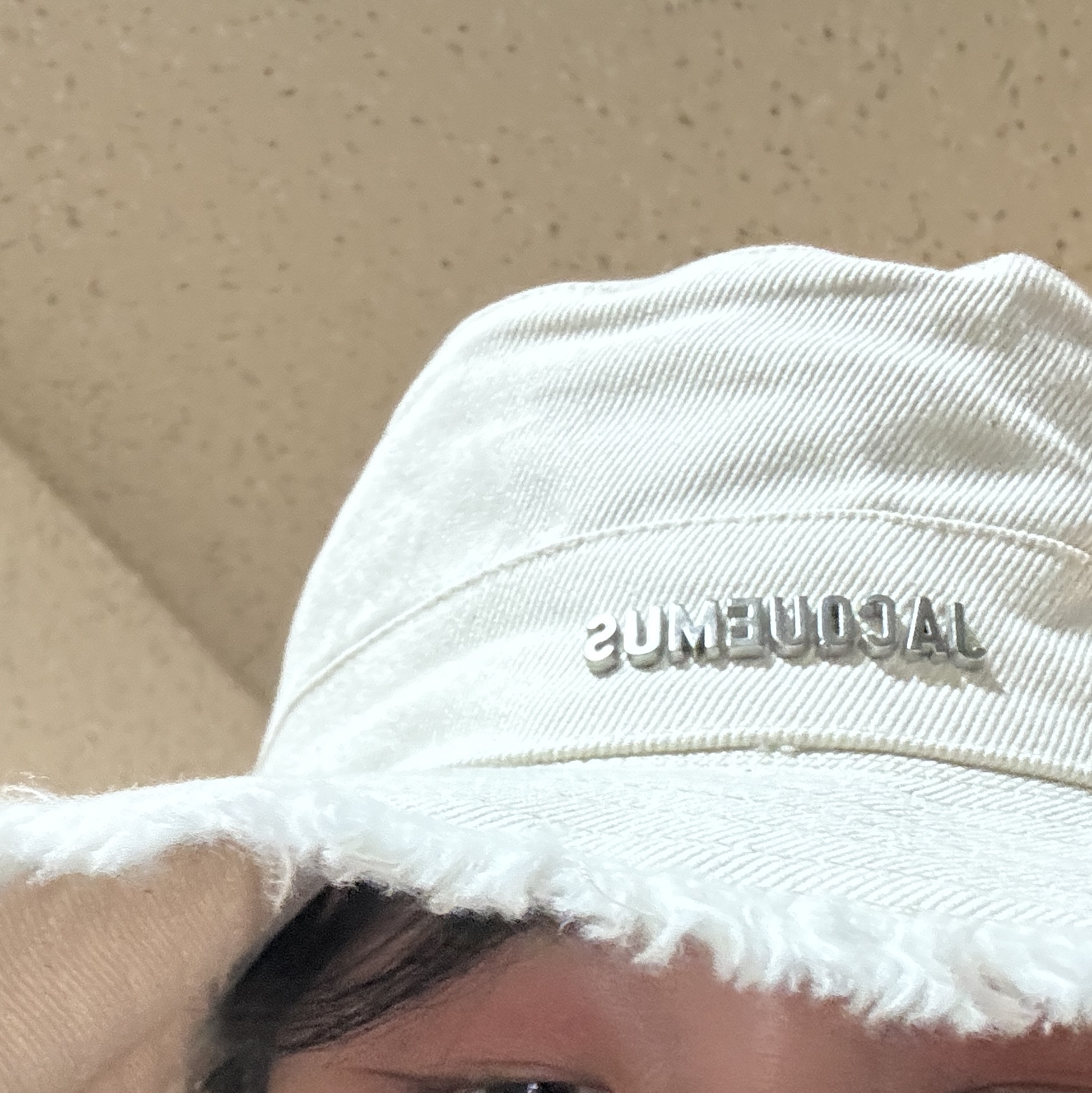 Jacquemus Le Bob Artichaut Bucket Hat Off White 착용 스타일