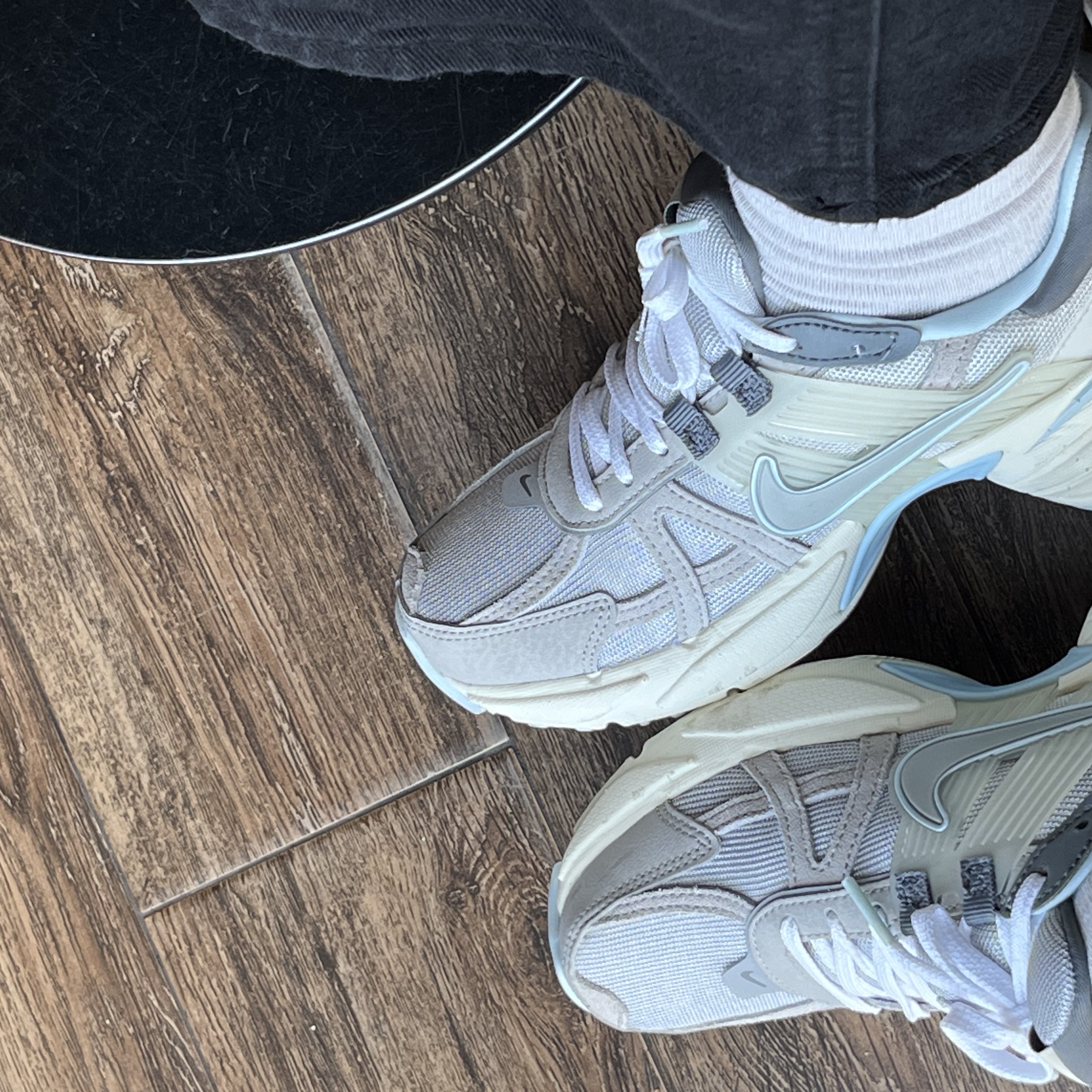 Nike V2K Run Light Bone Metallic Platinum 착용 스타일