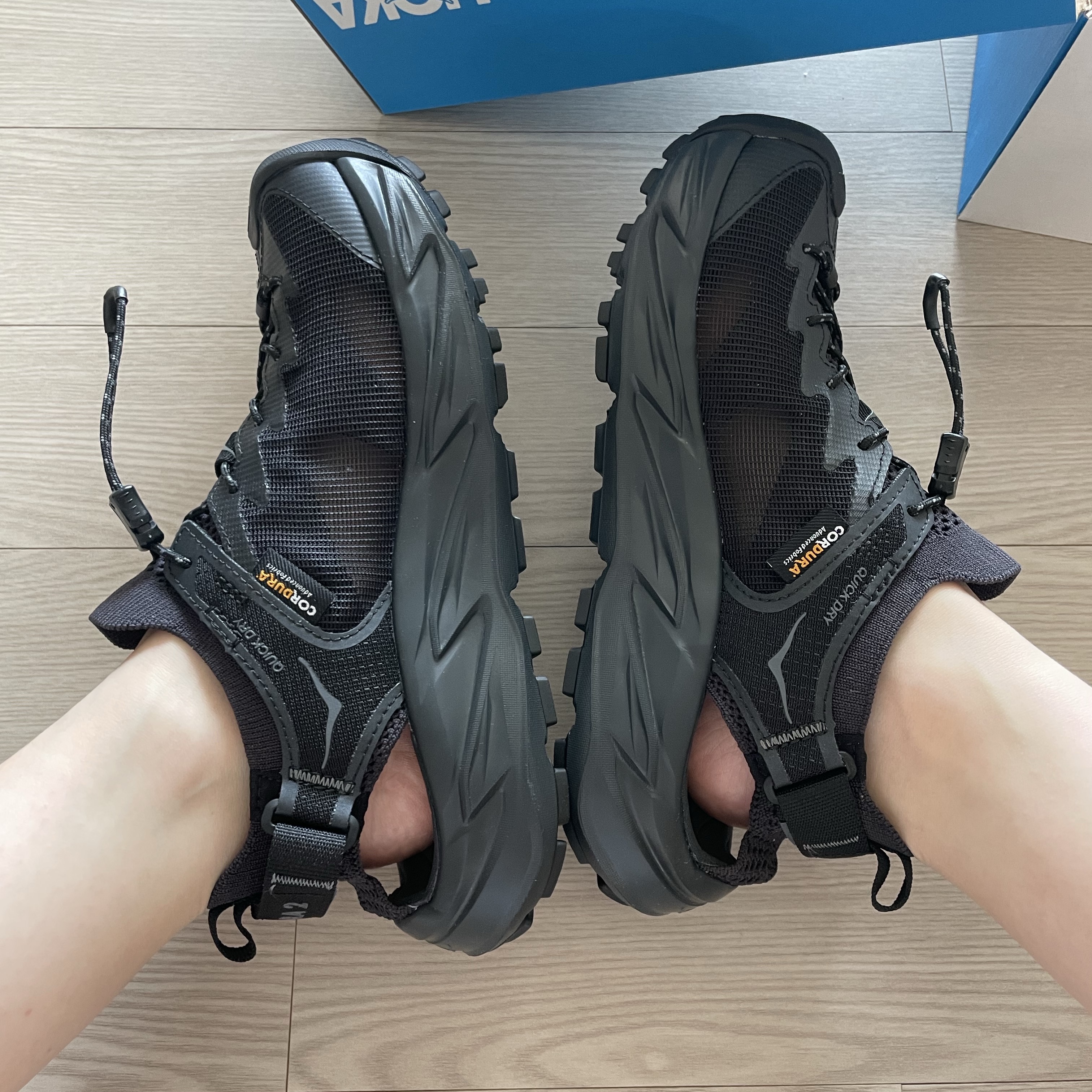 (W) Hoka Hopara 2 Black 착용 스타일 - 3