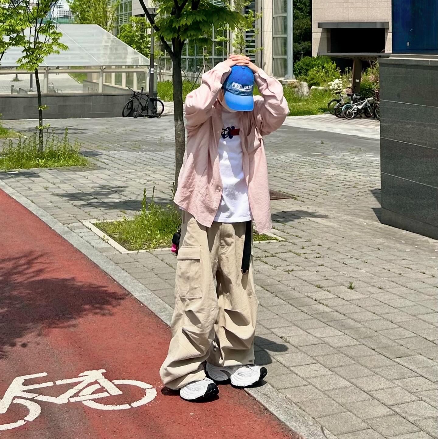 Nonnod Side Zip Cargo Pants Beige, Balenciaga 10XL Sneakers White Grey Silver Black 착용 스타일 - 6