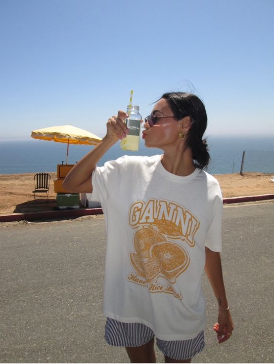 (W) Ganni Relaxed Peach T-Shirt Bright White, (W) Ganni Orange Relaxed T-Shirt Egret 착용 스타일 - 2