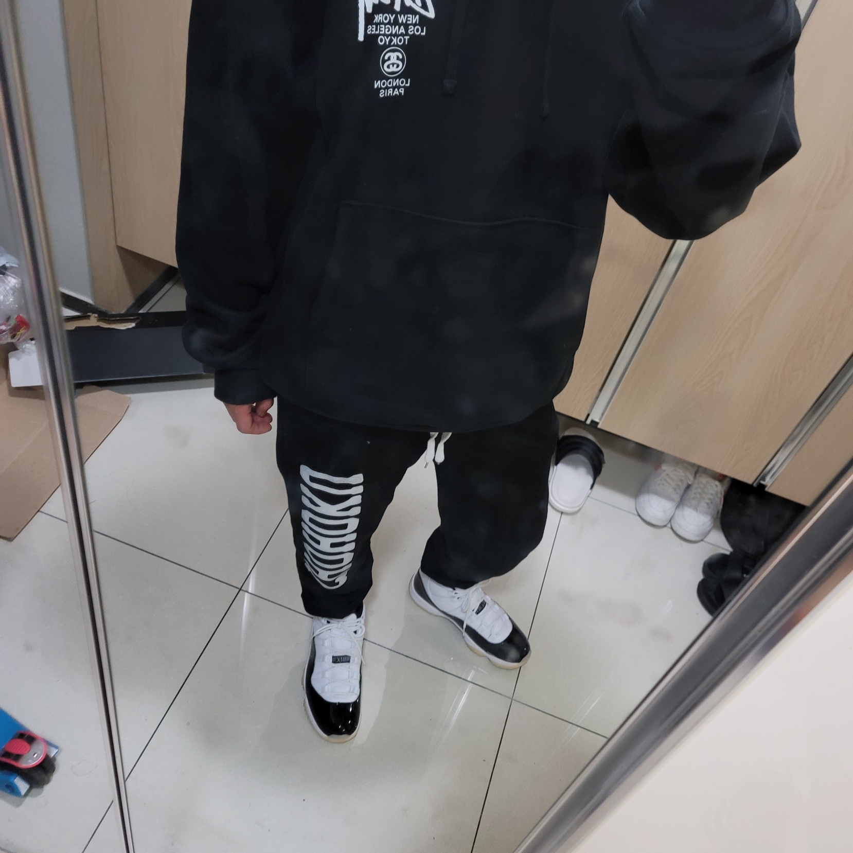 Stussy World Tour Hoodie Black, Jordan 11 Retro Gratitude 착용 스타일 - 2